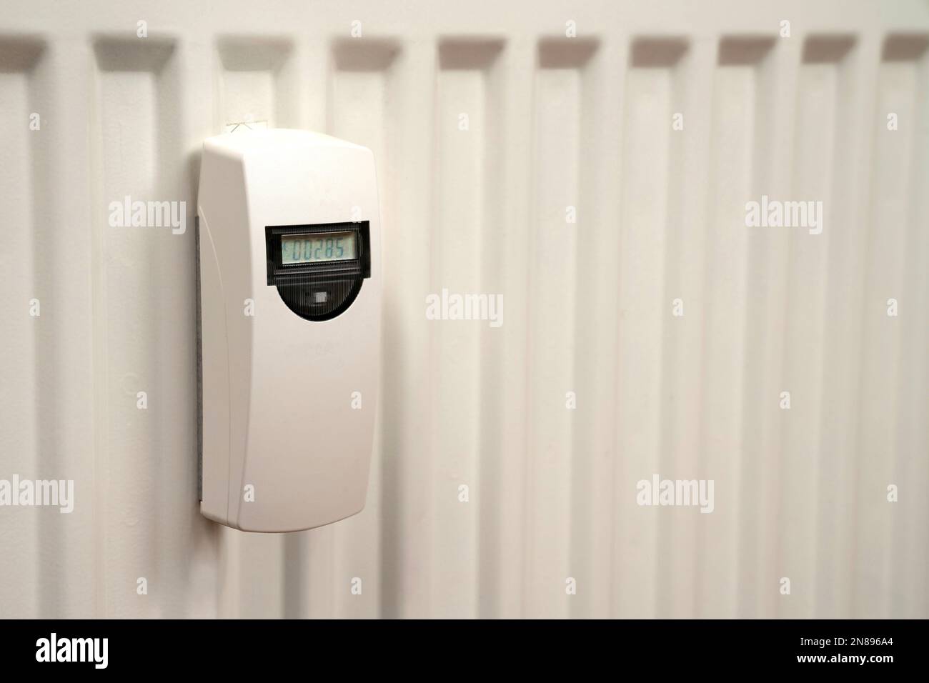 Misuratore del consumo di calore sul radiatore bianco. Primo piano. Foto Stock