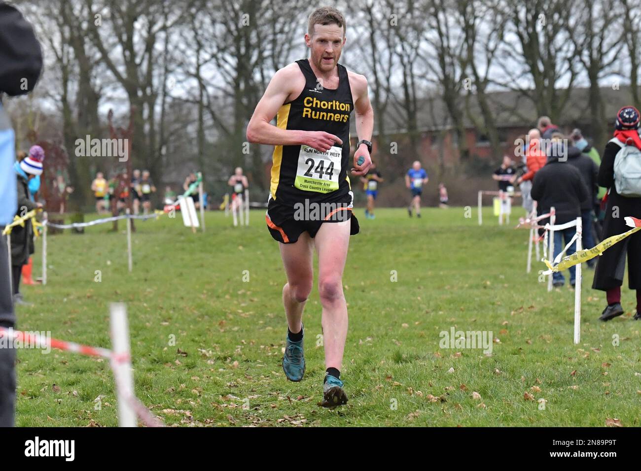 St Helens, Regno Unito. Sunday, 11 Feb 2023. Nuvoloso, asciutto. 13 °C.. John Gilbert, Chorlton Runners vince MACCL 2022-2023 match 4, gara maschile senior. Sherdley Park. © Yoko Shelley Credit: Yoko Shelley/Alamy Live News Foto Stock