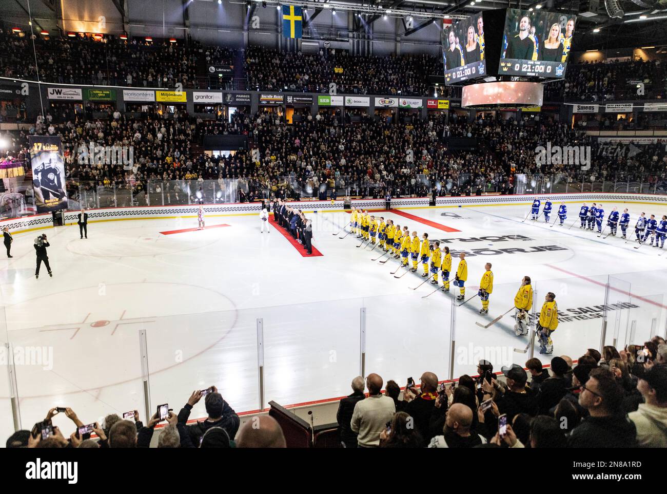 I veterani tre Kronor Legends (Svezia) e Toronto Maple Leafs Alumni prima della partita di beneficenza 'Game for Borje', un tributo alla star dell'hockey Borje Salming, nella Monitor ERP Arena di Gavle, Svezia, sabato 11 2023 febbraio. Foto: Christine Olsson / TT / code 10430 Credit: TT News Agency/Alamy Live News Foto Stock