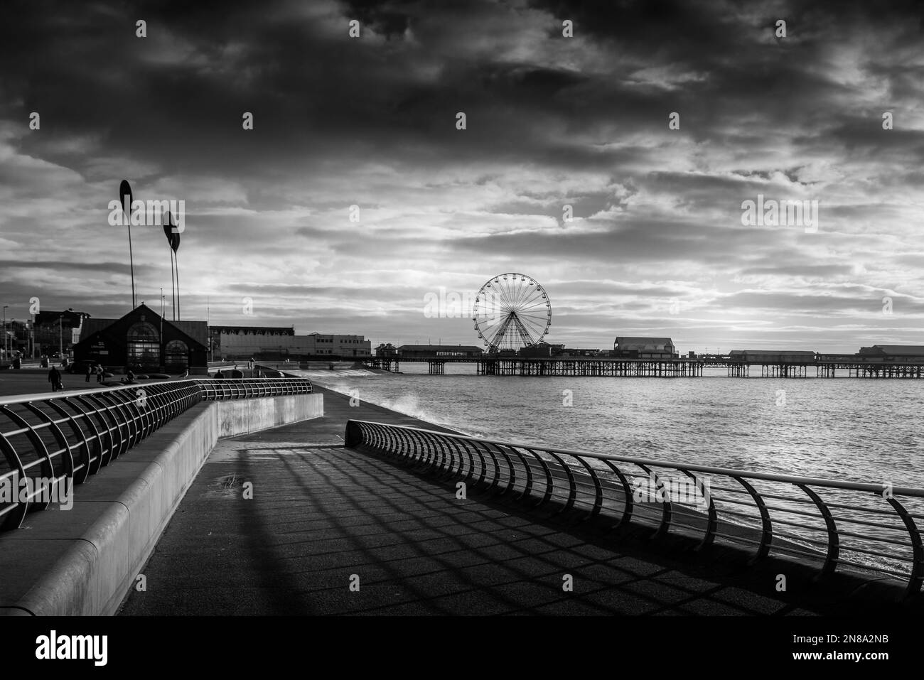 Ruota panoramica di Blackpool sul molo al tramonto Foto Stock