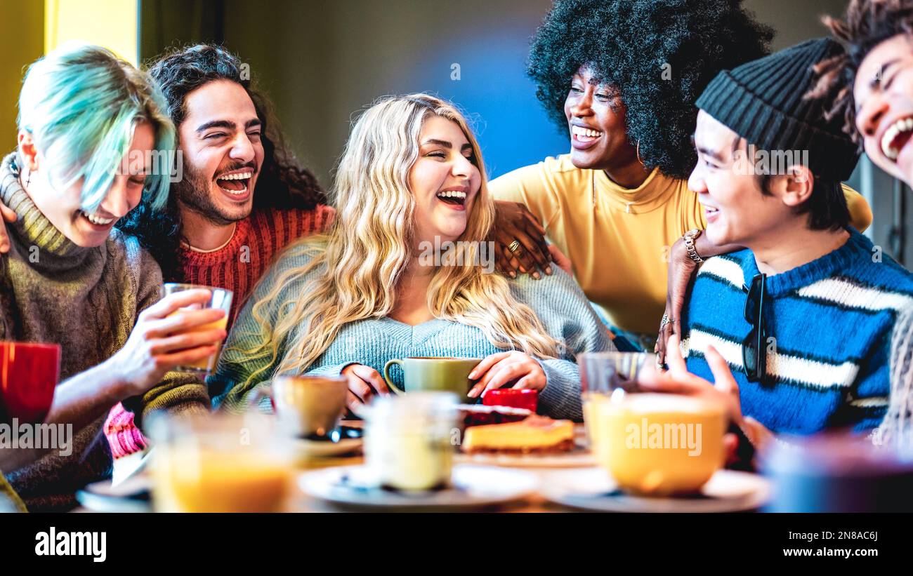 Gruppo di amici che ride insieme al bar - giovani che parlano e si divertono al ristorante cappuccino - concetto di stile di vita Foto Stock