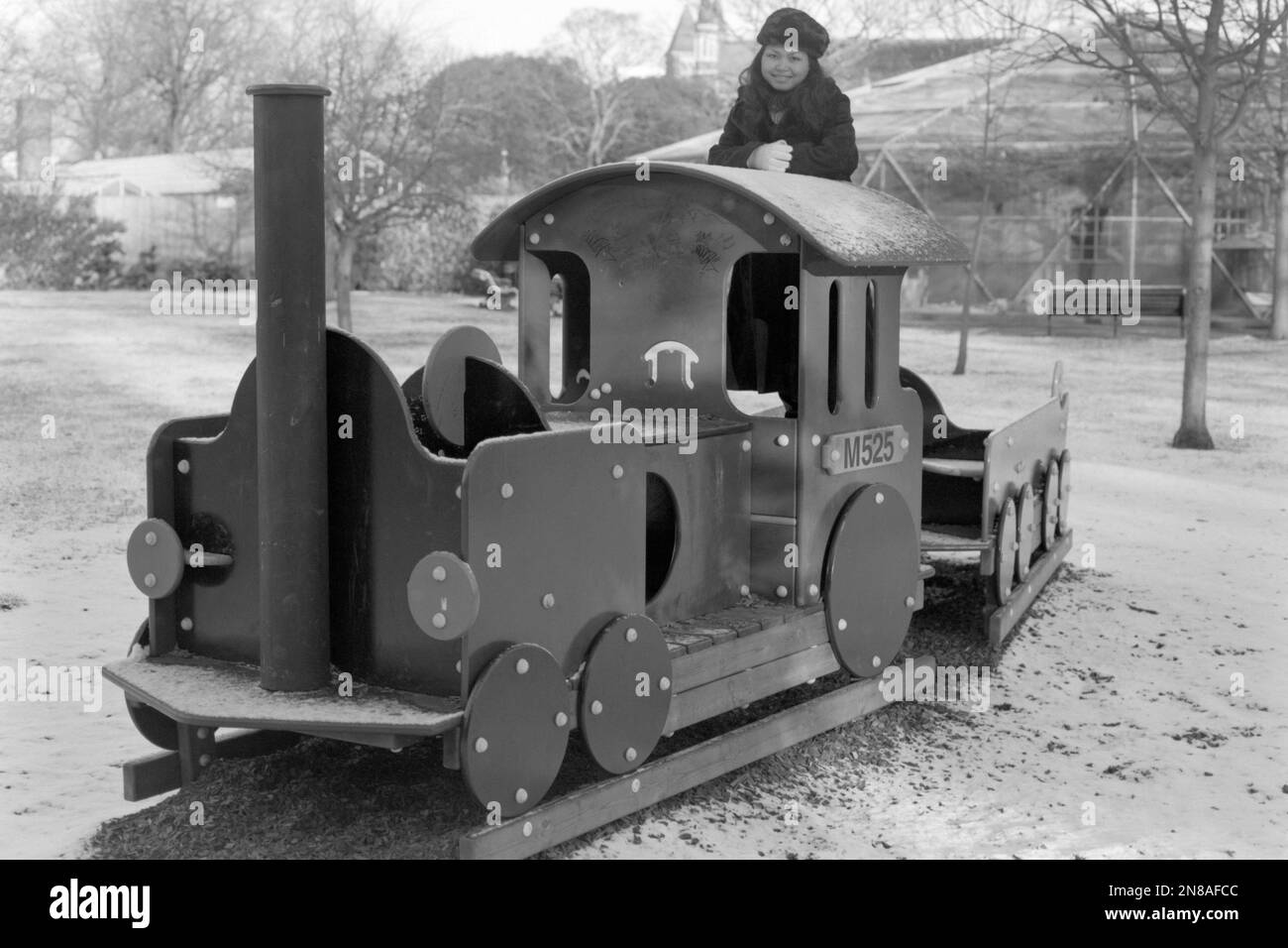 giovane donna sorridente immigrante del sud est asiatico gode il suo primo inverno britannico nel parco pubblico coperto di neve portsmouth inghilterra inverno 2002 2003 Foto Stock