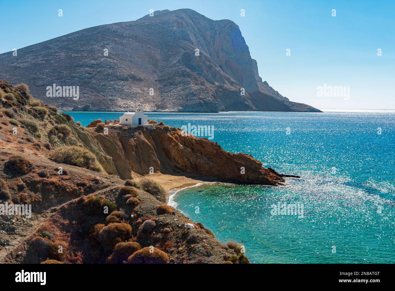 Spiaggia e chiesa di Agioi Anargyroi, Anafi Foto Stock