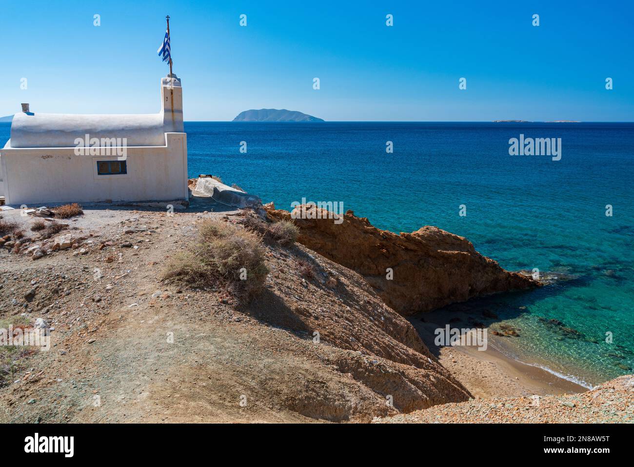 Spiaggia e chiesa di Agioi Anargyroi, Anafi Foto Stock