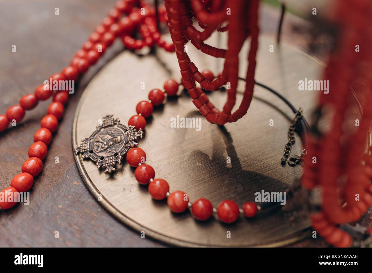 Corallo rosso ucraino tradizionale. Antica collana Ucraina con un'icona. Foto Stock
