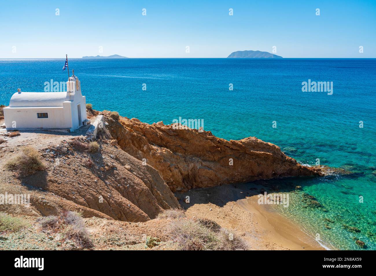 Spiaggia e chiesa di Agioi Anargyroi, Anafi Foto Stock