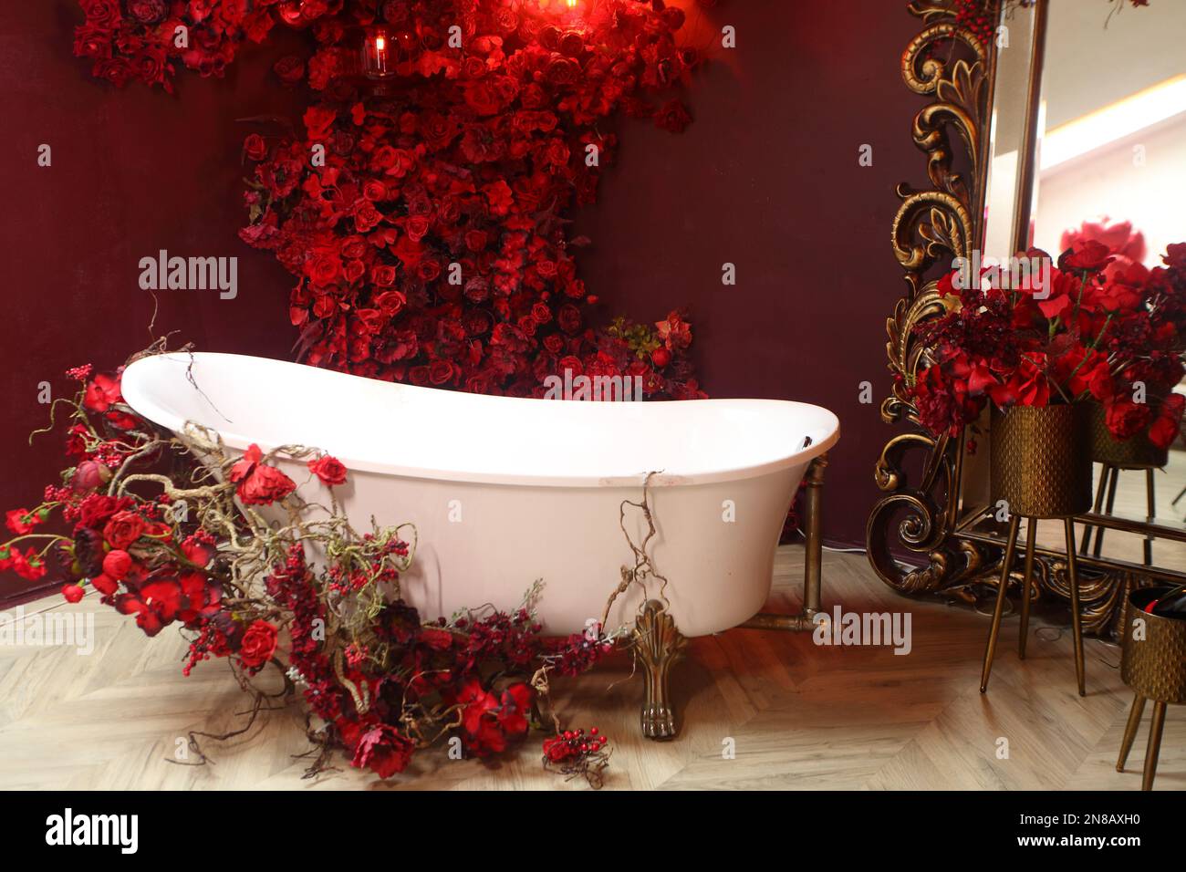 Decorazioni romantiche con vasca e fiori vintage Foto Stock