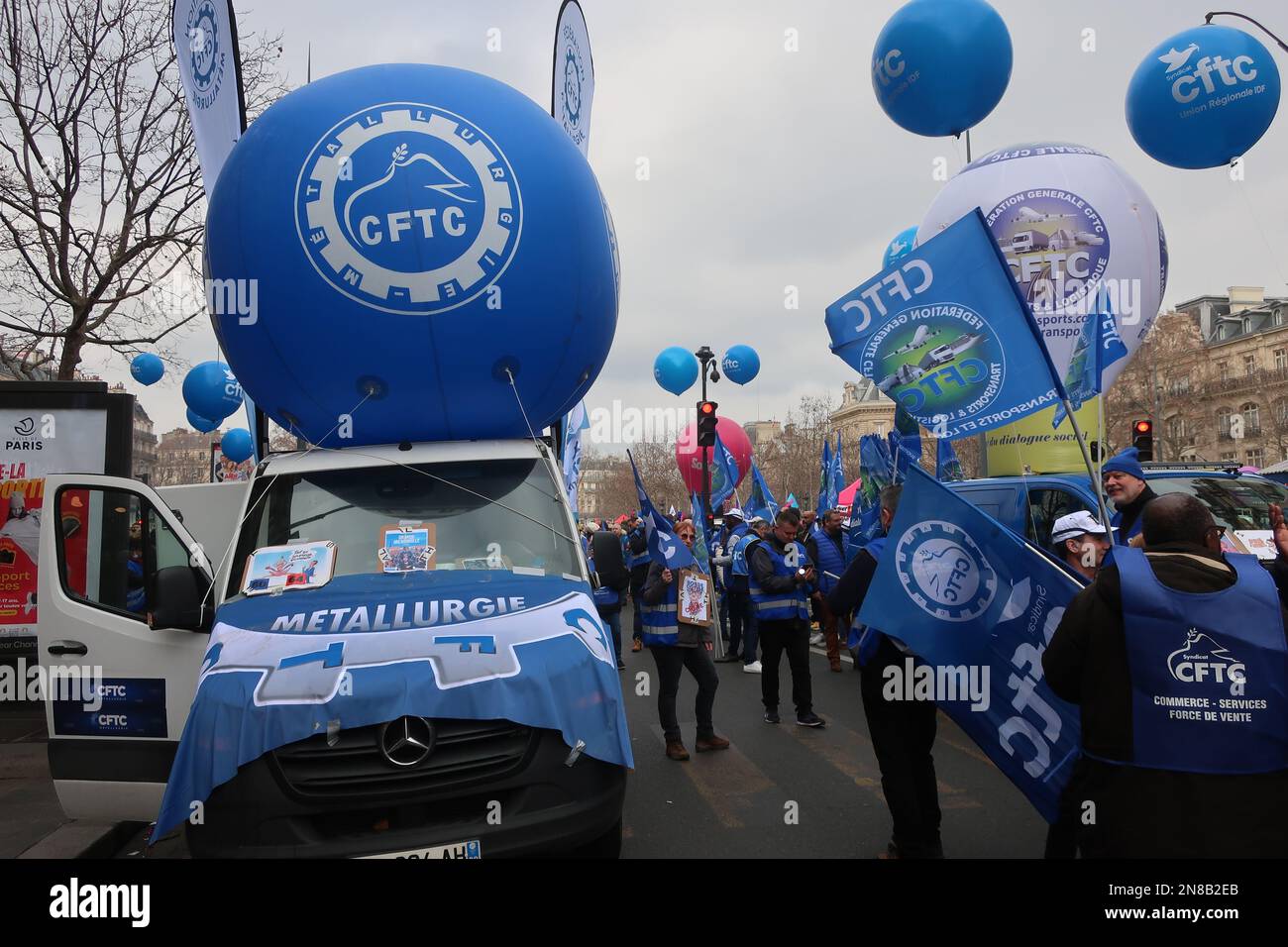 Parigi, Francia. 11th Feb, 2023. Migliaia di persone si dimostrano contro i piani pensionistici di Macron. Credit: Brian Minkoff/Alamy Live News Foto Stock