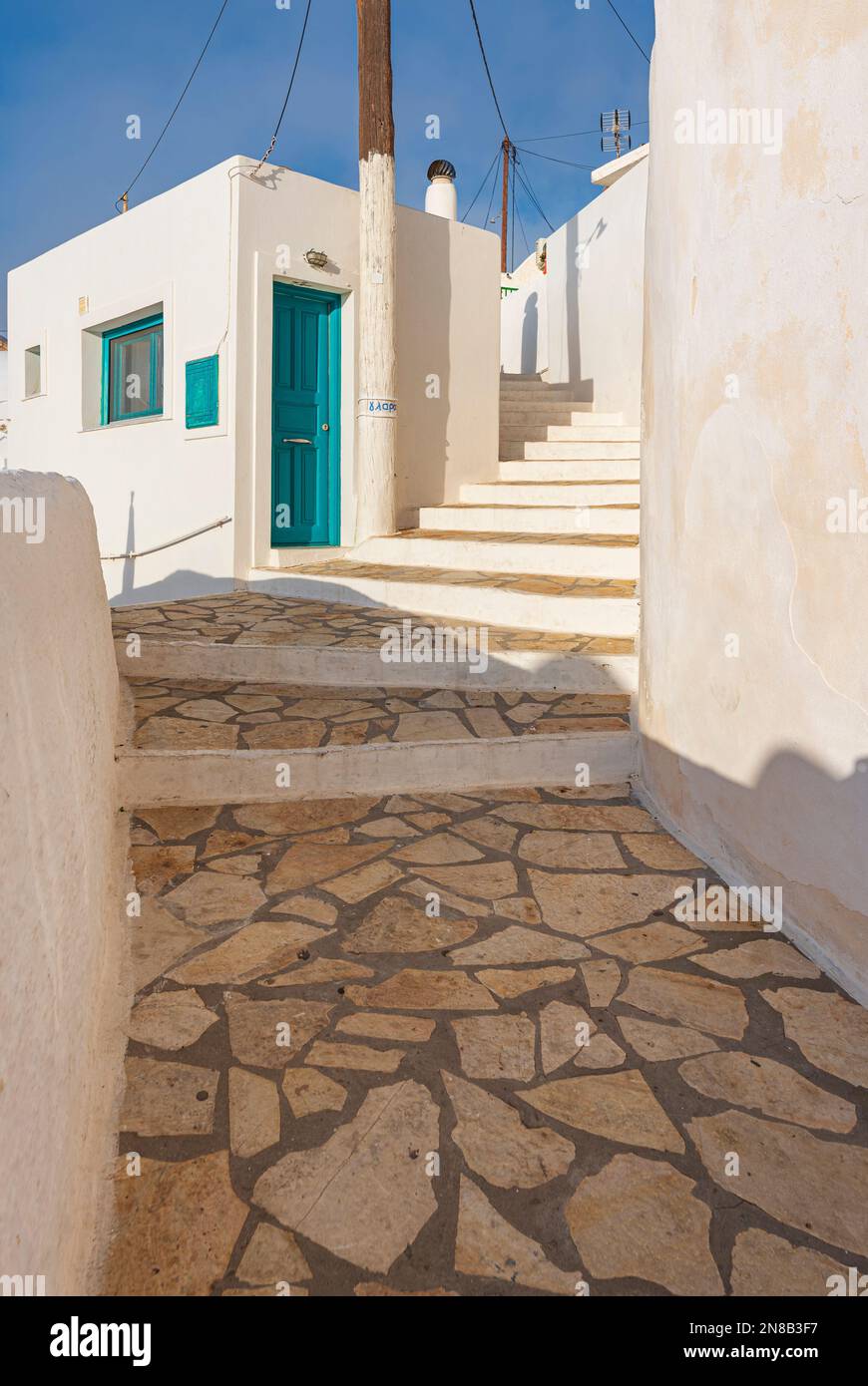 Un caratteristico vicolo nel pittoresco villaggio di Chora, Anafi Foto Stock