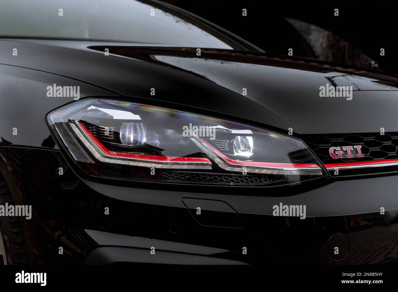 Il logo Red GTI Model sulla griglia anteriore Gloss Black con Red GTI Pinstripe di Una Volkswagen Golf GTI MK7,5 2020 Foto Stock