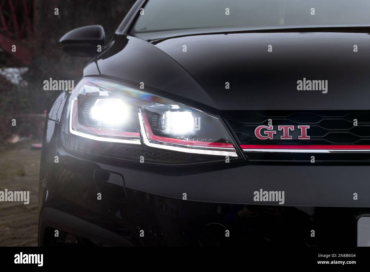 Il logo Red GTI Model sulla griglia anteriore Gloss Black con Red GTI Pinstripe di Una Volkswagen Golf GTI MK7,5 2020 Foto Stock