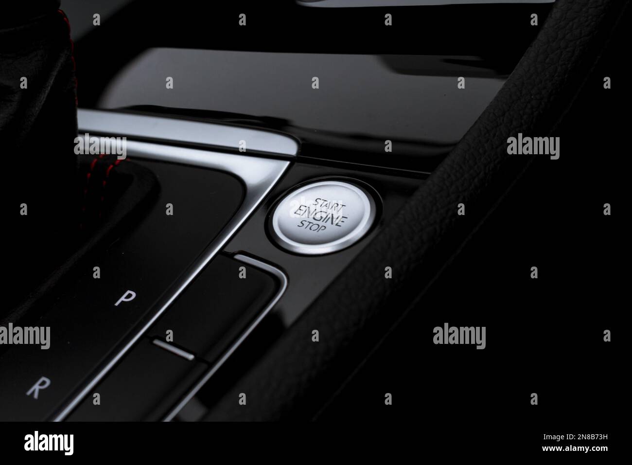 L'interno Di Una Volkswagen Golf GTI 2020 con pulsante di avviamento del motore Silver sulla console centrale Gloss Black Foto Stock