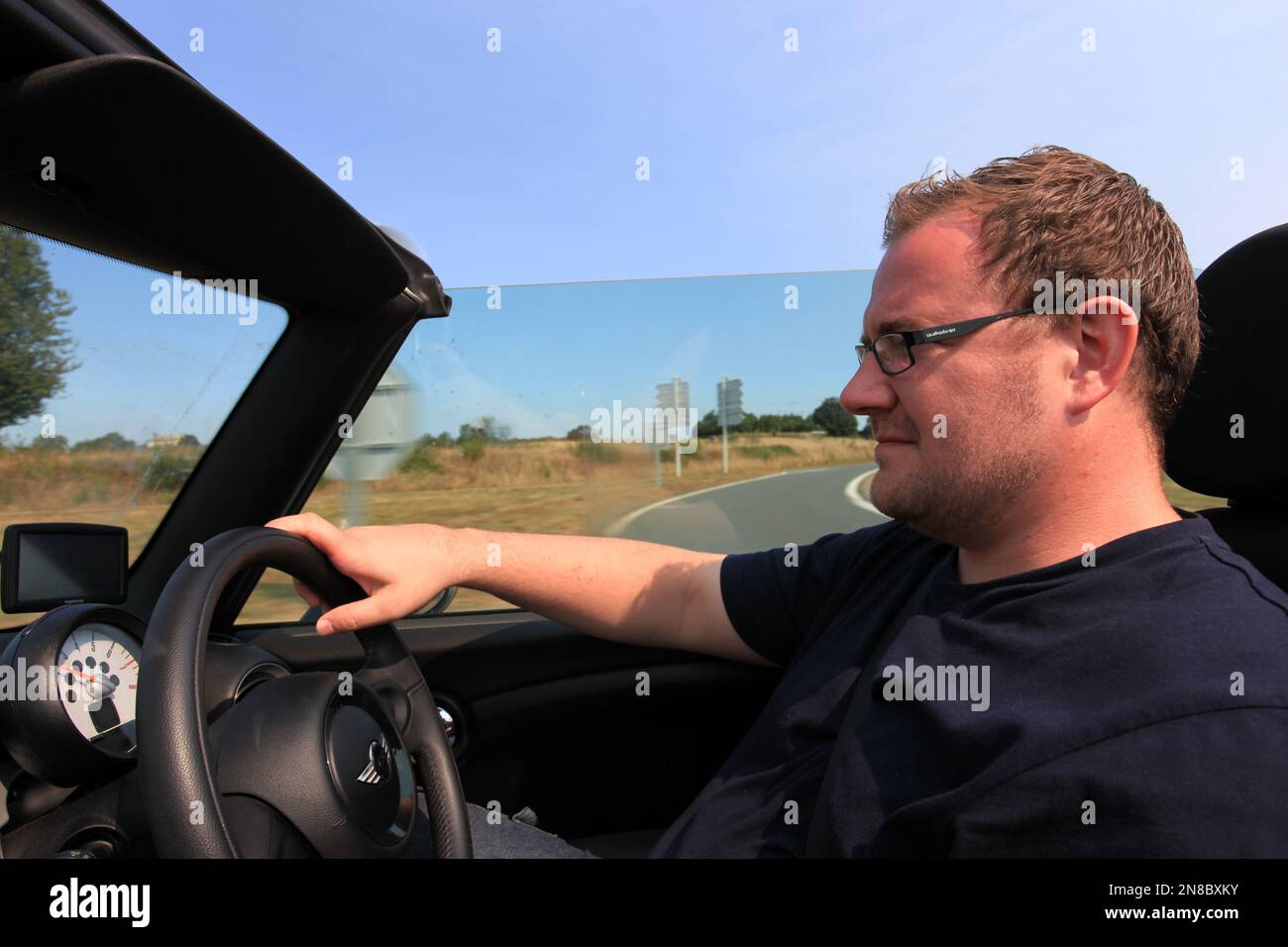 Un uomo alla guida di una Mini convertibile, Francia Foto Stock