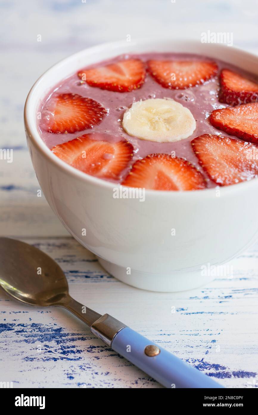 Frullato di frutti di bosco misto con fragole e banana Foto Stock