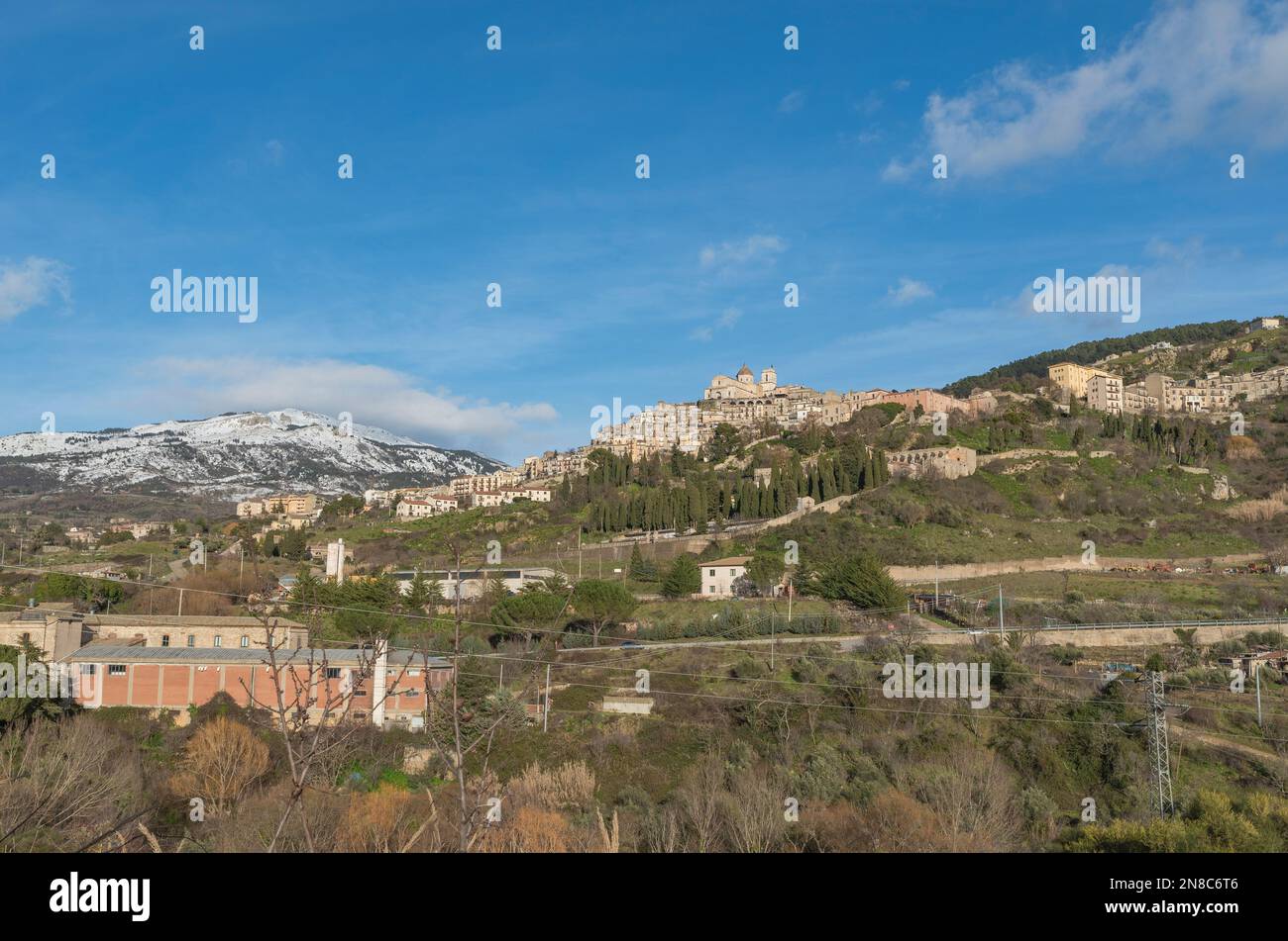 Vista del villaggio di Petralia Soprana tra le cime innevate delle Madonie, in Sicilia Foto Stock