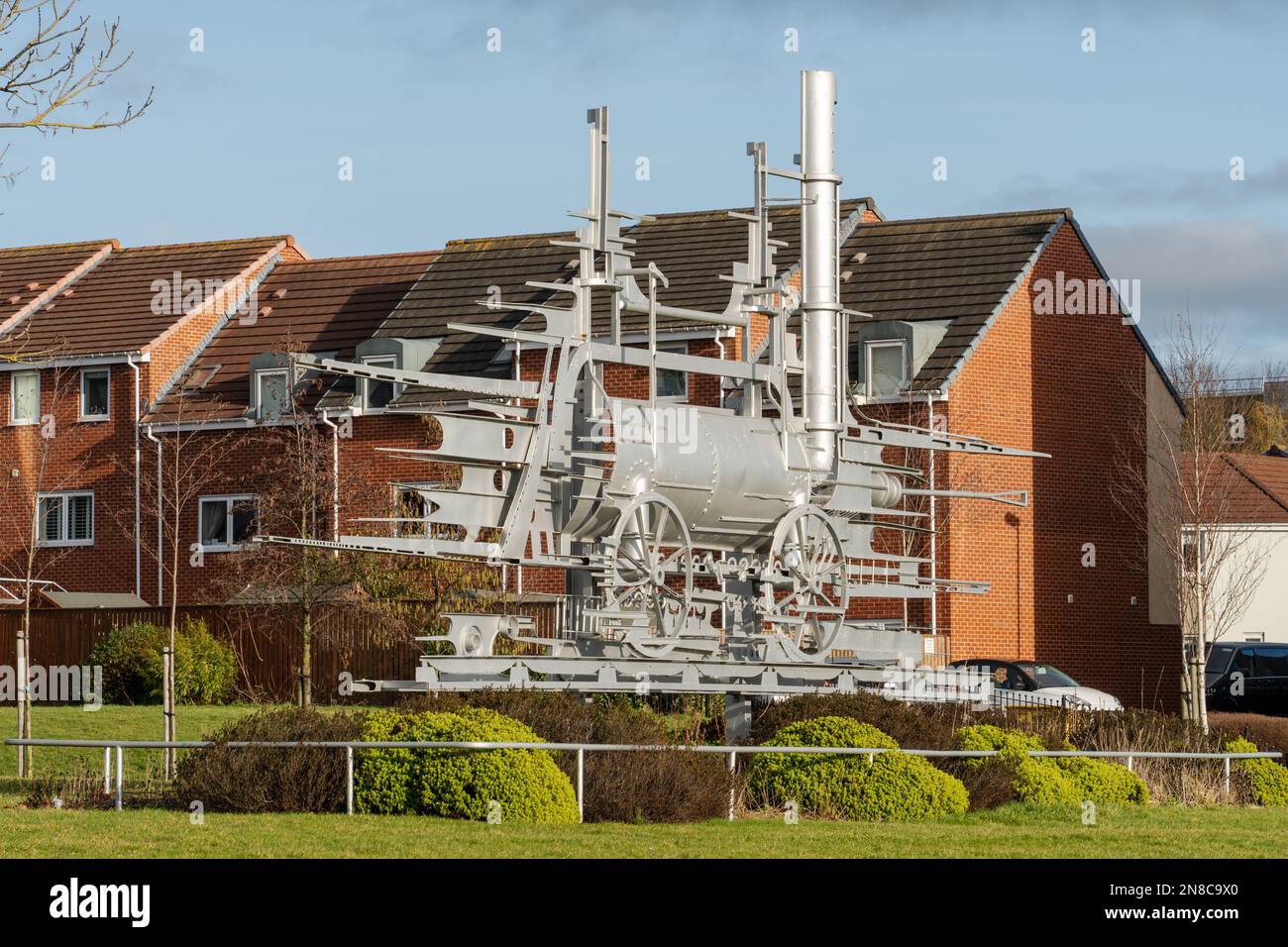 La scultura di Rocket di Stephenson su una rotatoria nel centro della città nuova di Killingworth, North Tyneside, Regno Unito. Foto Stock
