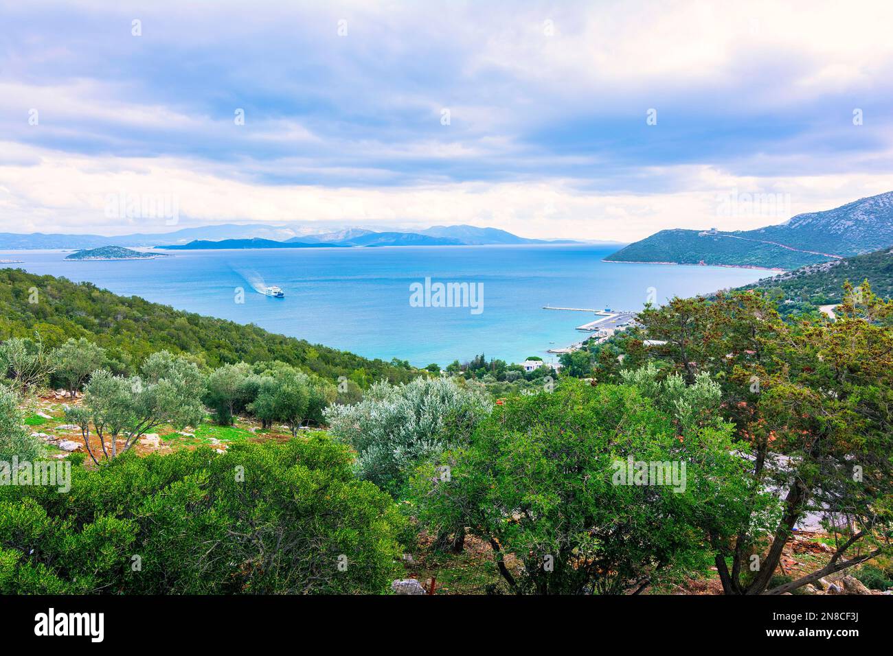 Vista panoramica del porto di Agia Marina, Grecia. Agia Marina è un porto turistico di medie dimensioni. Foto Stock