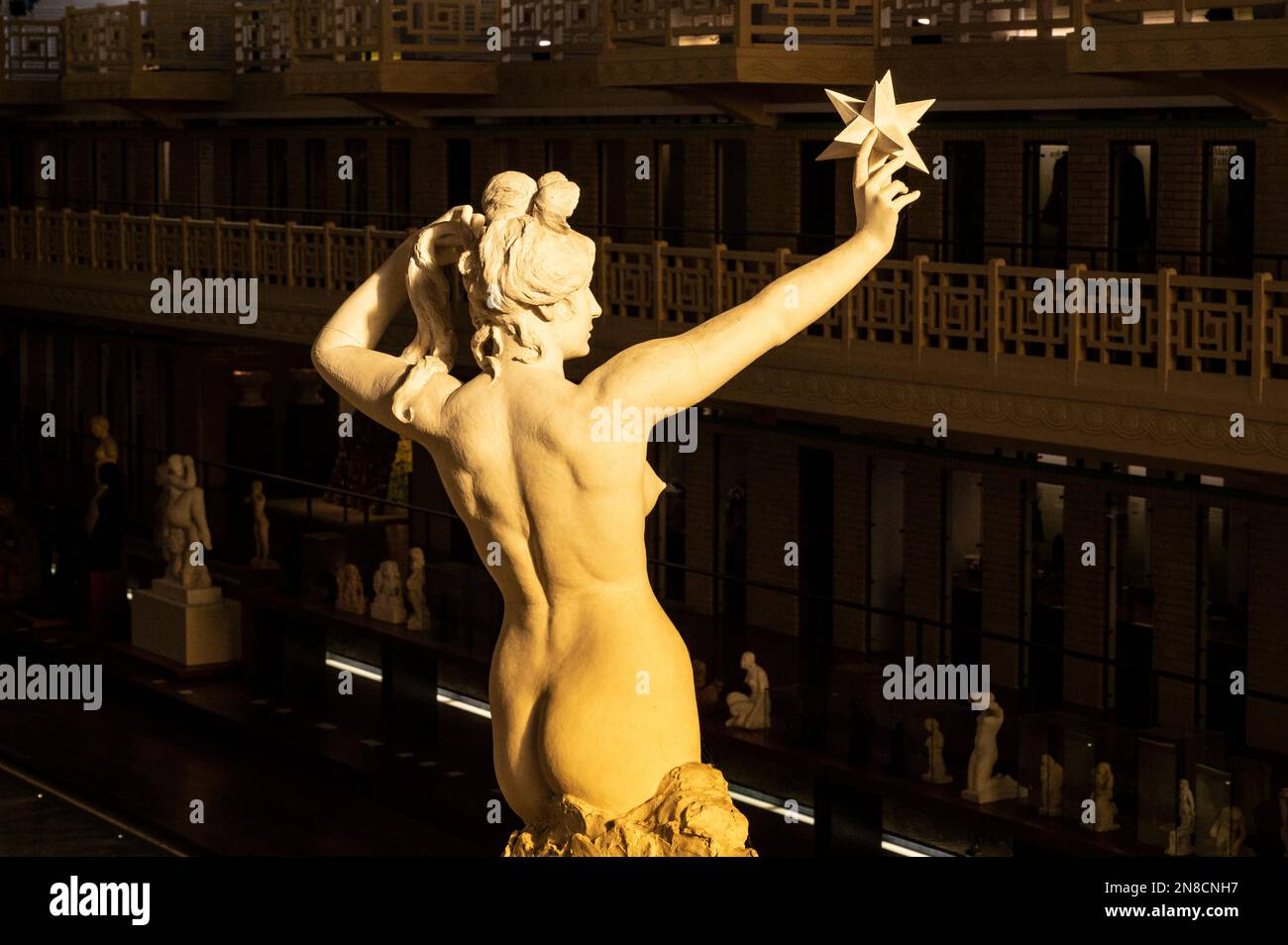 Statua femminile a la piscine, lo straordinario museo d'arte di Roubaix, nel nord della Francia, nell'ex piscina pubblica coperta della città Foto Stock