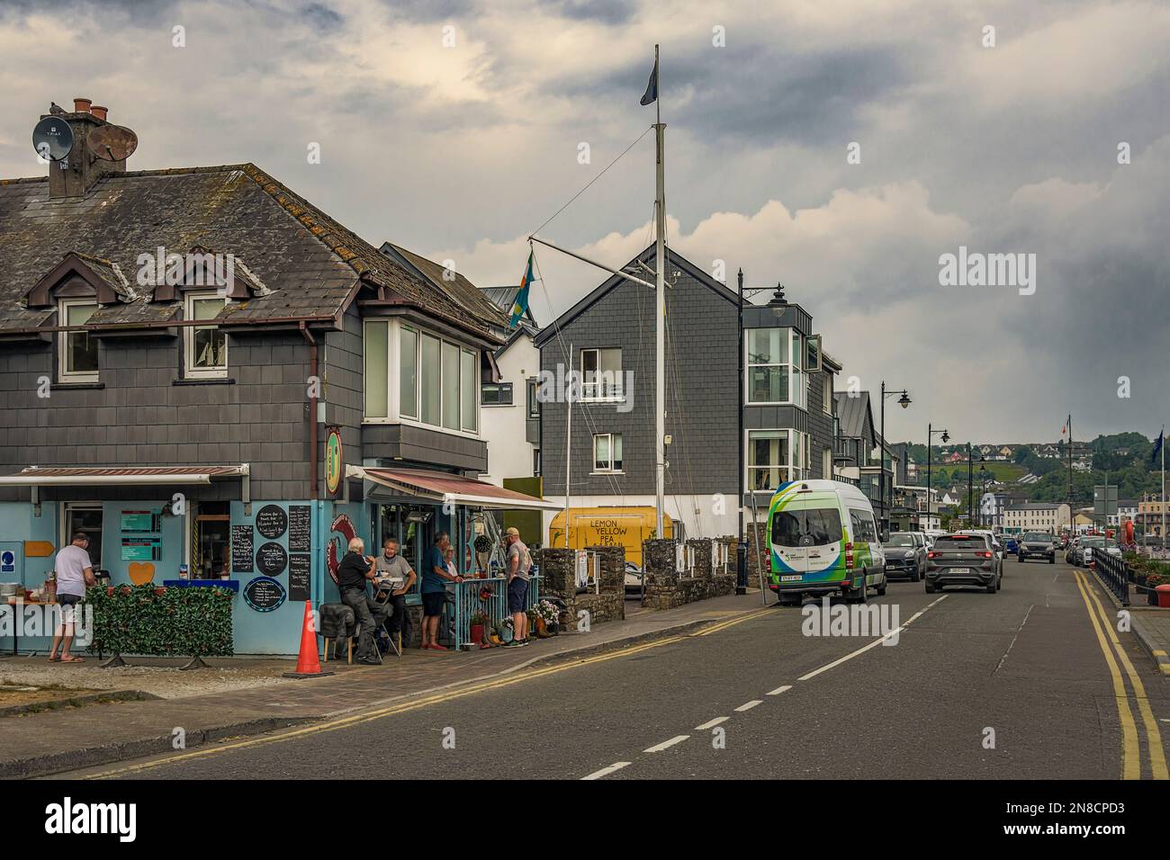 Le persone gustano il loro pasto fuori dal ristorante “Food U” nel centro della città di Kinsale, co Cork, Irlanda. Foto Stock