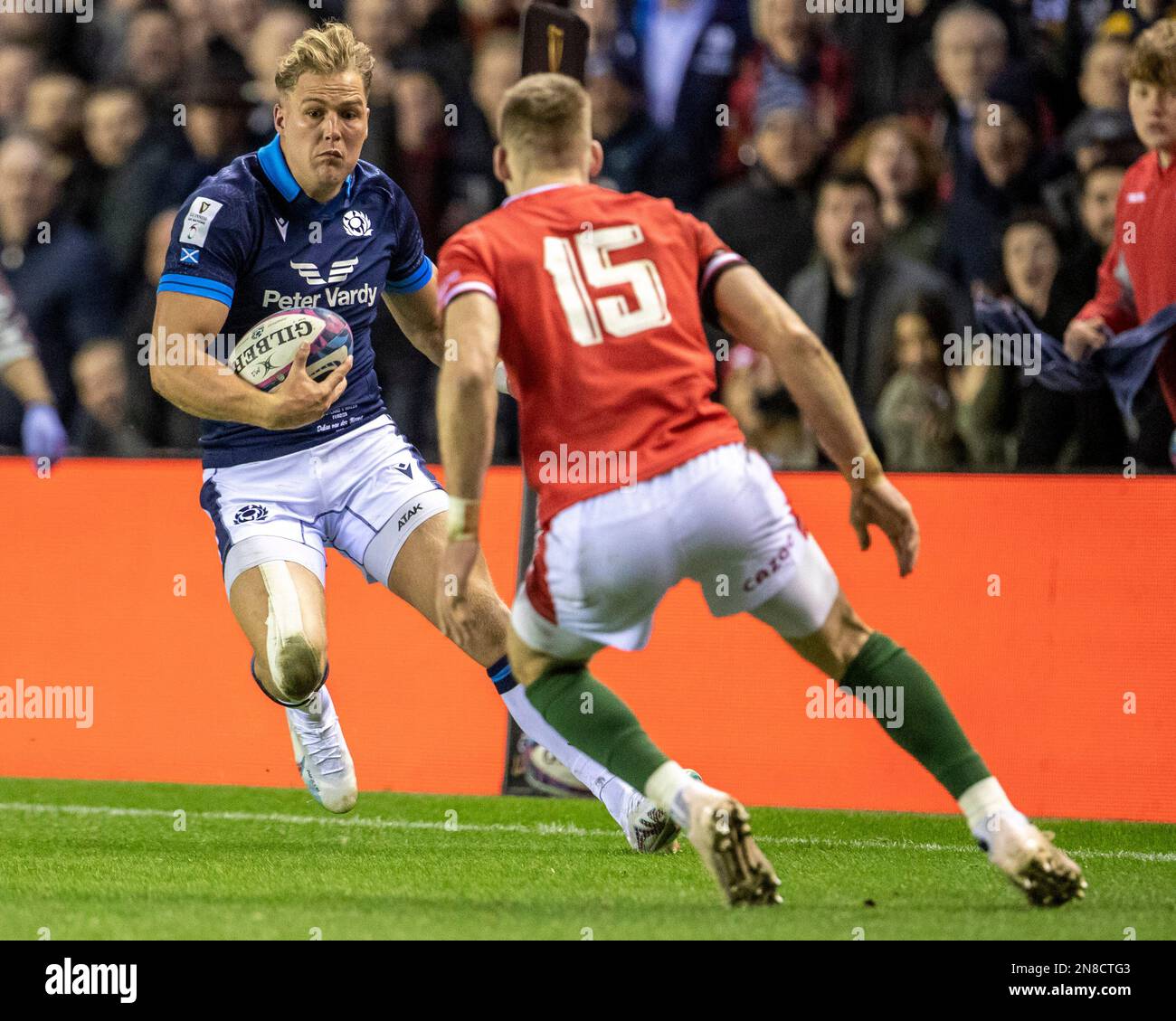 Edimburgo, Regno Unito. 11th Feb, 2023. 11th febbraio 2023; Murrayfield Stadium, Edimburgo, Scozia: Six Nations International Rugby, Scotland versus Wales; Duhan van der Merwe of Scotland potenzia verso Liam Williams of Wales Credit: Action Plus Sports Images/Alamy Live News Foto Stock