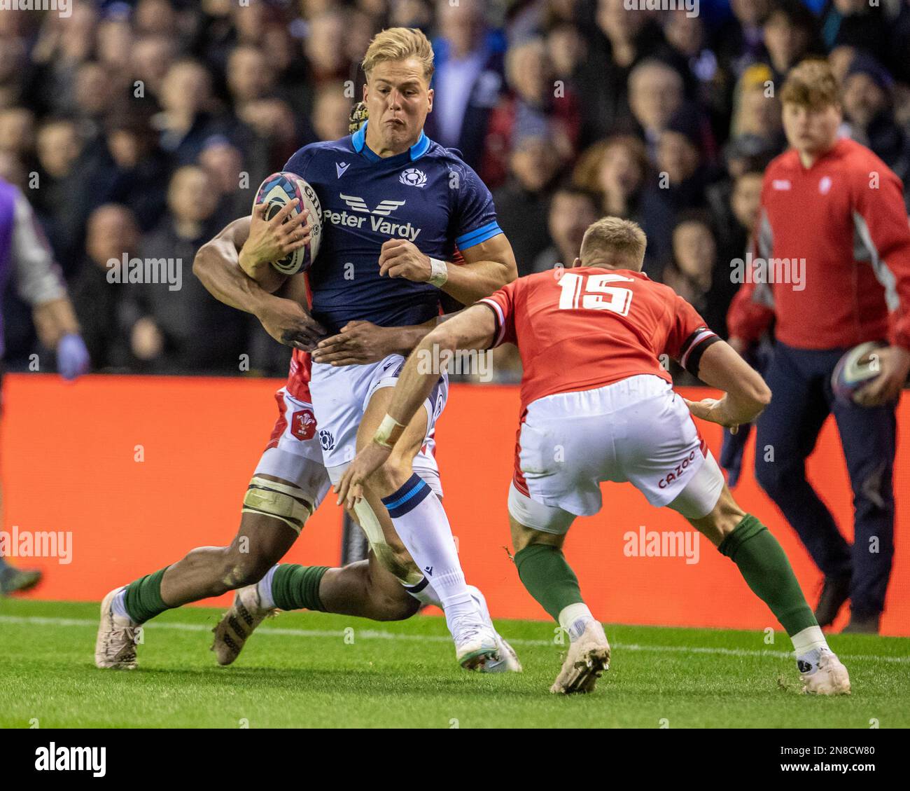 Edimburgo, Regno Unito. 11th Feb, 2023. 11th febbraio 2023; Murrayfield Stadium, Edimburgo, Scozia: Six Nations International Rugby, Scotland versus Wales; Duhan van der Merwe of Scotland è affrontato da Christ Tshiunza of Wales Credit: Action Plus Sports Images/Alamy Live News Foto Stock