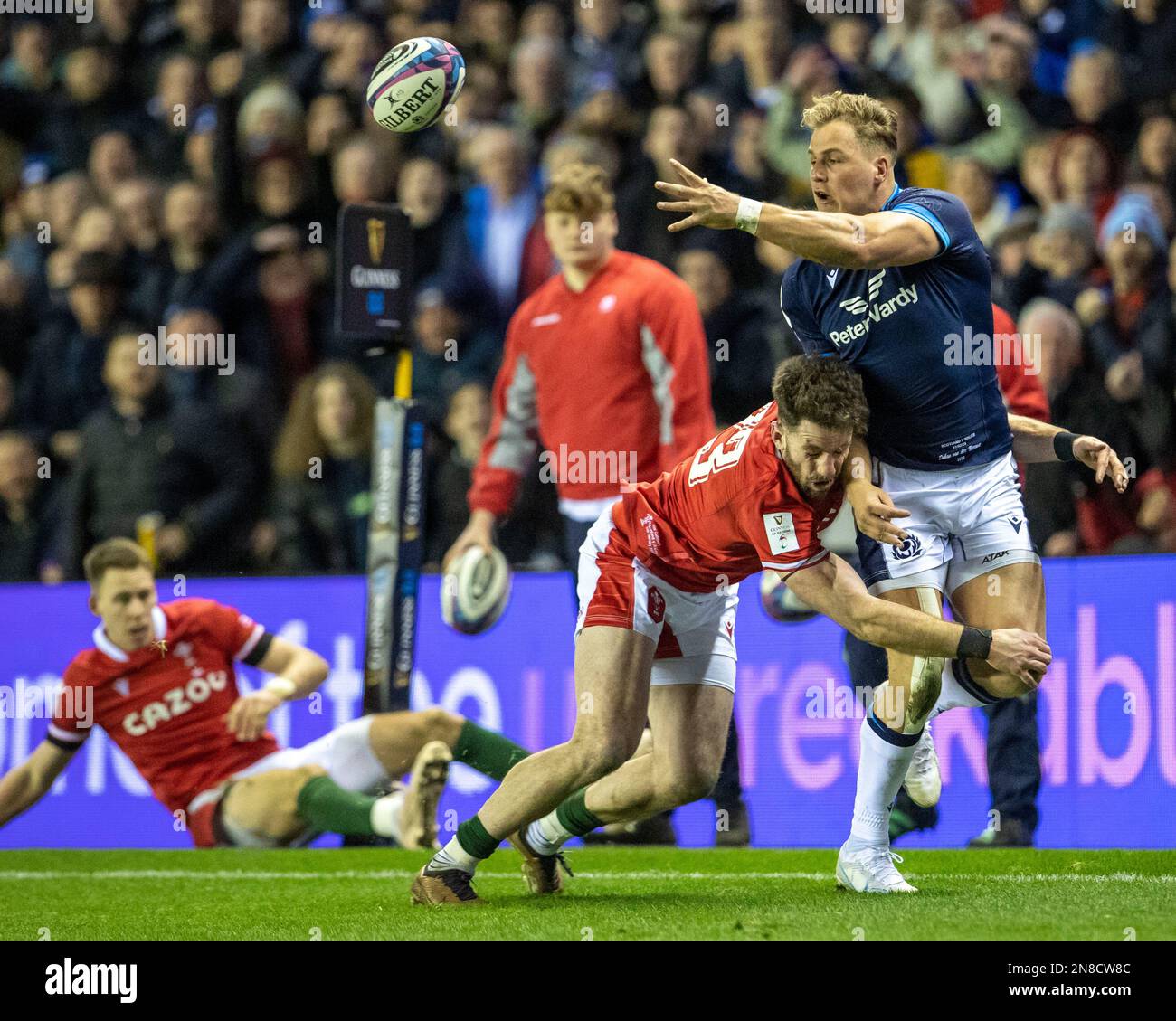 Edimburgo, Regno Unito. 11th Feb, 2023. 11th febbraio 2023; Murrayfield Stadium, Edimburgo, Scozia: Six Nations International Rugby, Scotland versus Wales; Duhan van der Merwe della Scozia è affrontato da Alex Cuthbert del Galles Credit: Action Plus Sports Images/Alamy Live News Foto Stock