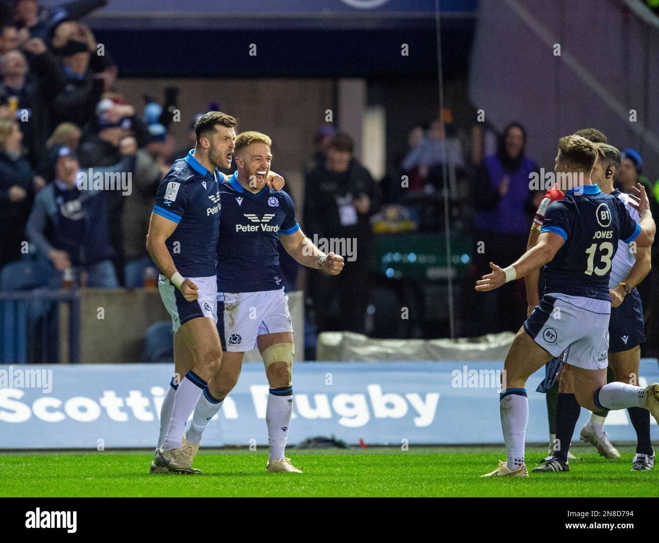 11th febbraio 2023: Guinness sei nazioni 2023. ScotlandÕs Kyle Steyn (centro) festeggia dopo aver segnato la sua seconda prova con ScotlandÕs Blair Kinghorn e ScotlandÕs Huw Jones (13) durante la partita Scozia/Galles, Guinness Six Nations al BT Murrayfield di Edimburgo. Credit: Ian Rutherford Alamy Live News Foto Stock