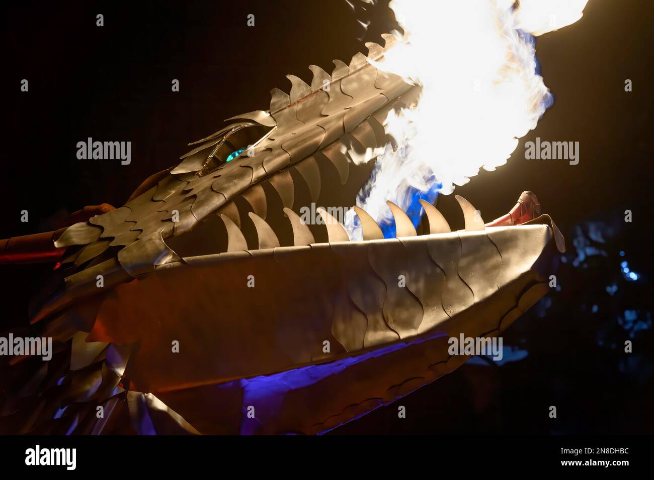 Drago metal Fire Breathing al Chinook Blast Winter Festival, Calgary, Alberta Canada Foto Stock