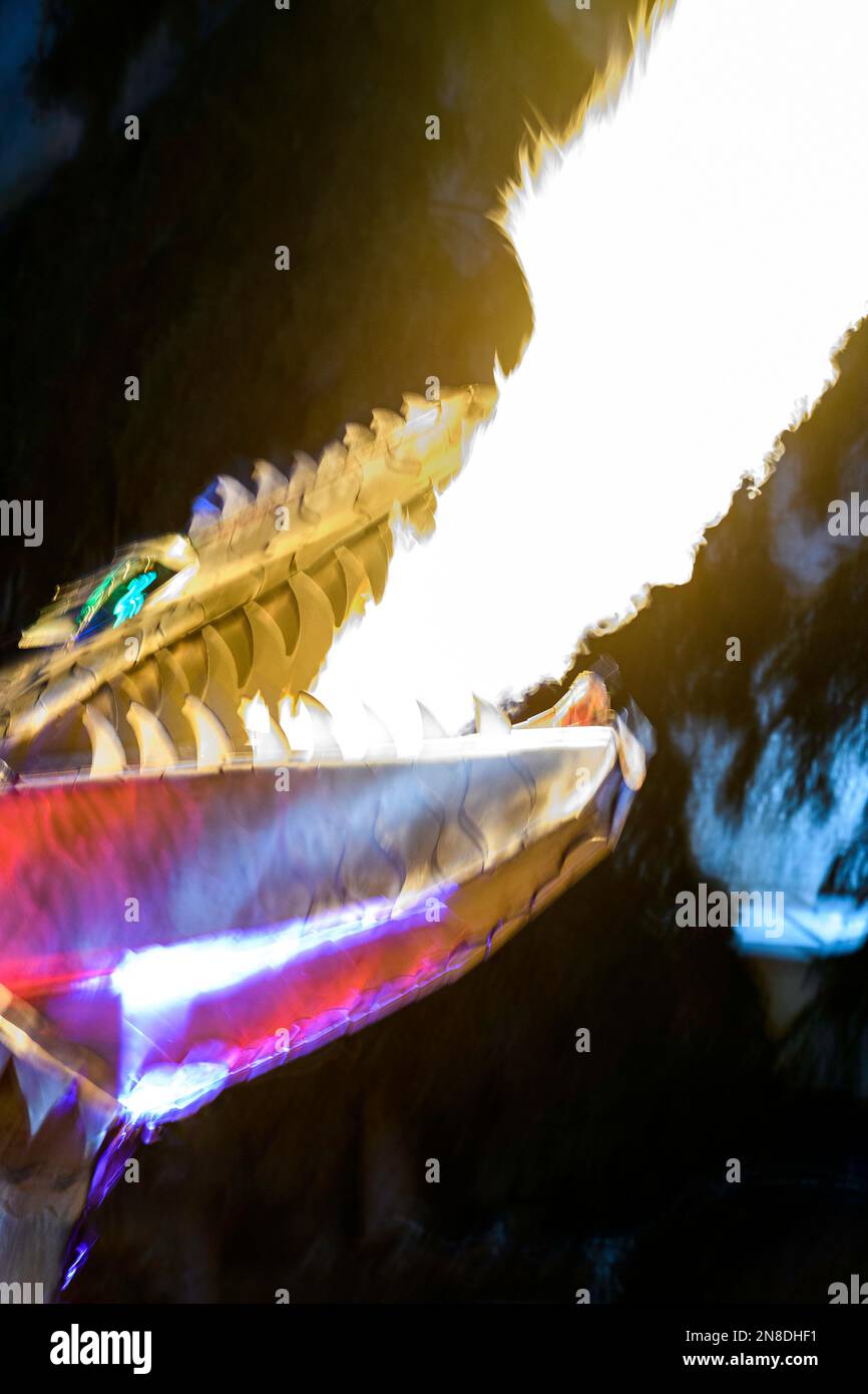 Drago metal Fire Breathing al Chinook Blast Winter Festival, Calgary, Alberta Canada Foto Stock