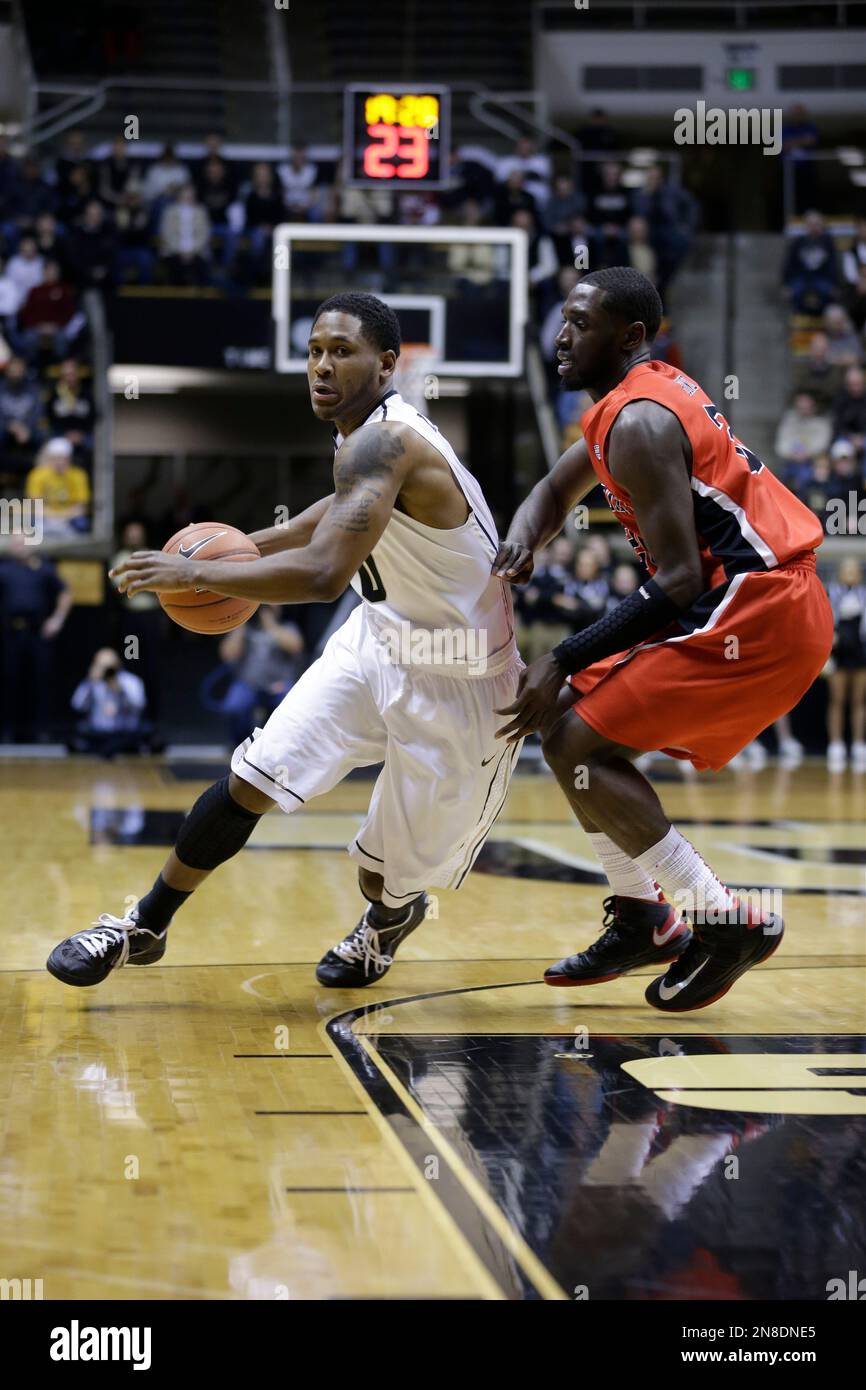Purdue guard Terone Johnson, left, drives past Ball State forward Chris Bond in the first half of an NCAA college basketball game in West Lafayette, Ind., Tuesday, Dec. 18, 2012. (AP Photo/Michael Conroy) Foto Stock