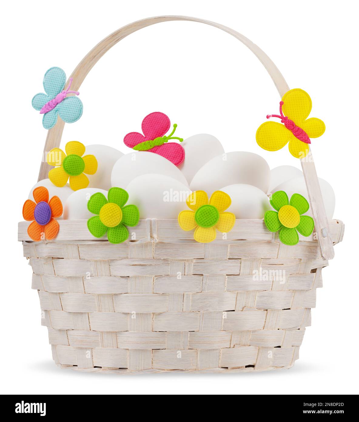 Cestino di Pasqua pieno di uova con decorazioni floreali e farfalle, isolato su sfondo bianco, modello per etichetta, biglietto d'auguri regalo, adver Foto Stock