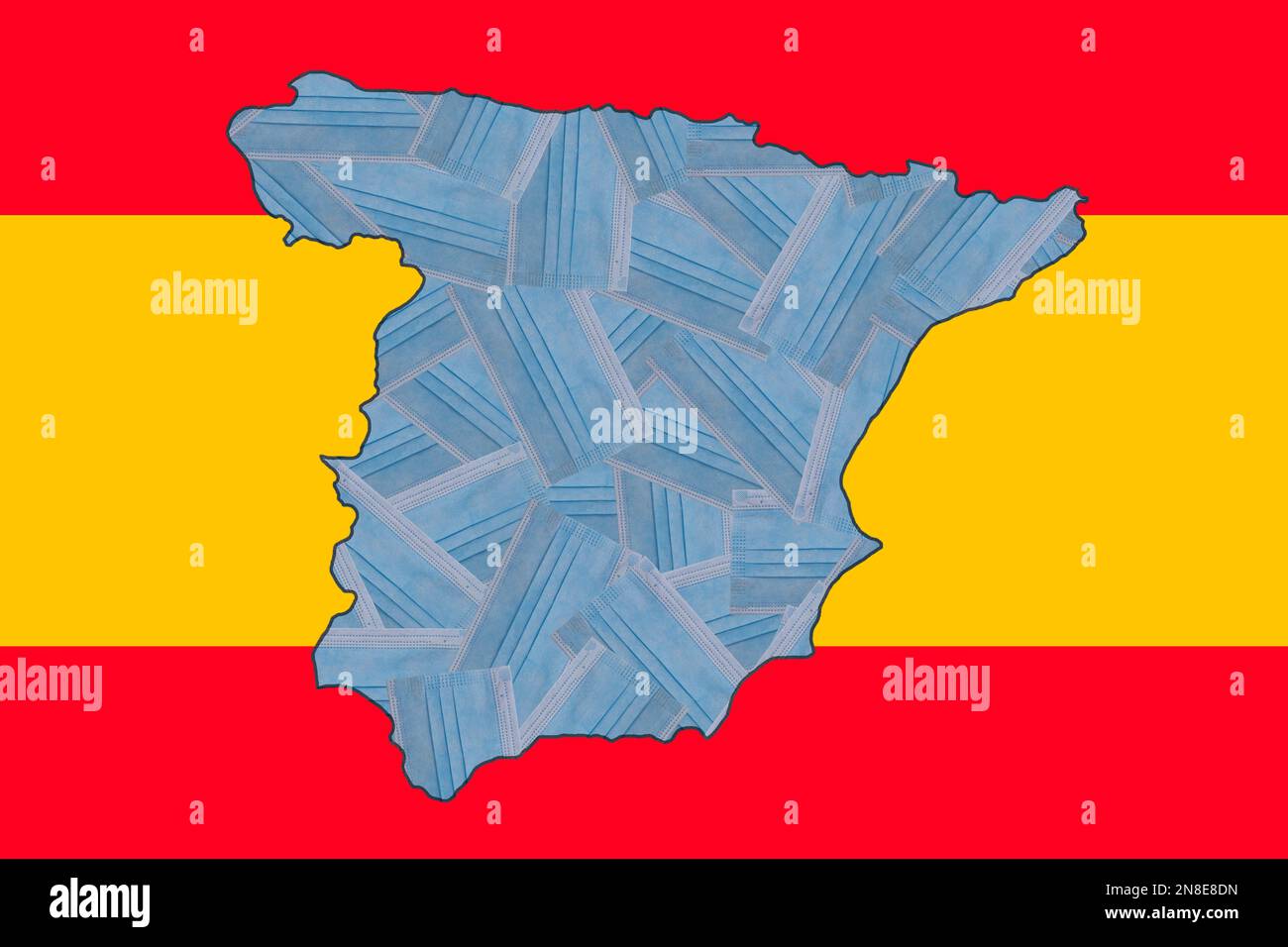 Maschere mediche blu sotto forma di una mappa geografica della Spagna sullo sfondo della bandiera nazionale della Spagna. Pandemia. Quarantena. Zero Covid Foto Stock