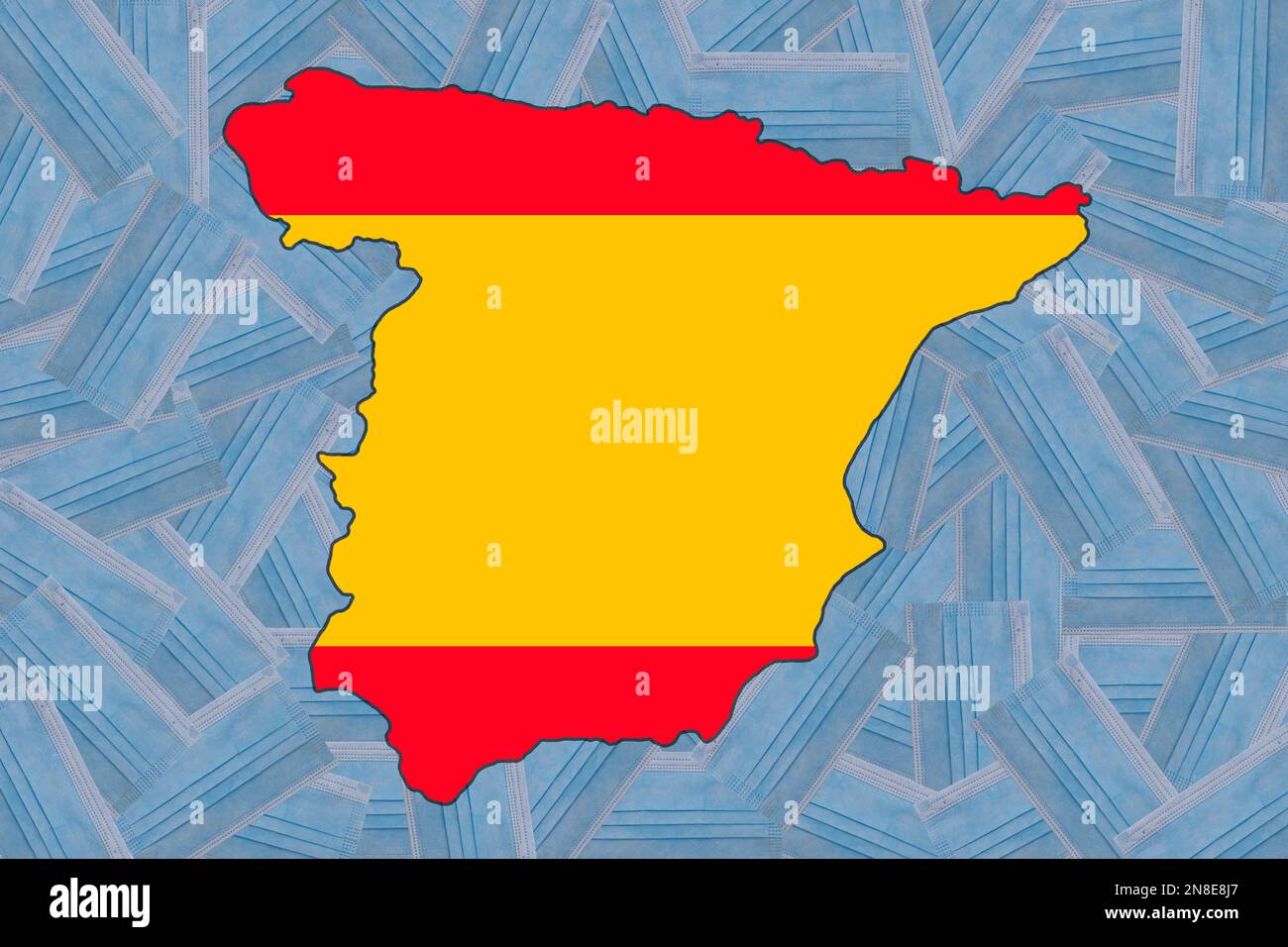 Bandiera della Spagna sotto forma di una mappa geografica della Spagna sullo sfondo di maschere mediche blu posizionate casualmente. Pandemia. Quarantena. Zero Covid Foto Stock