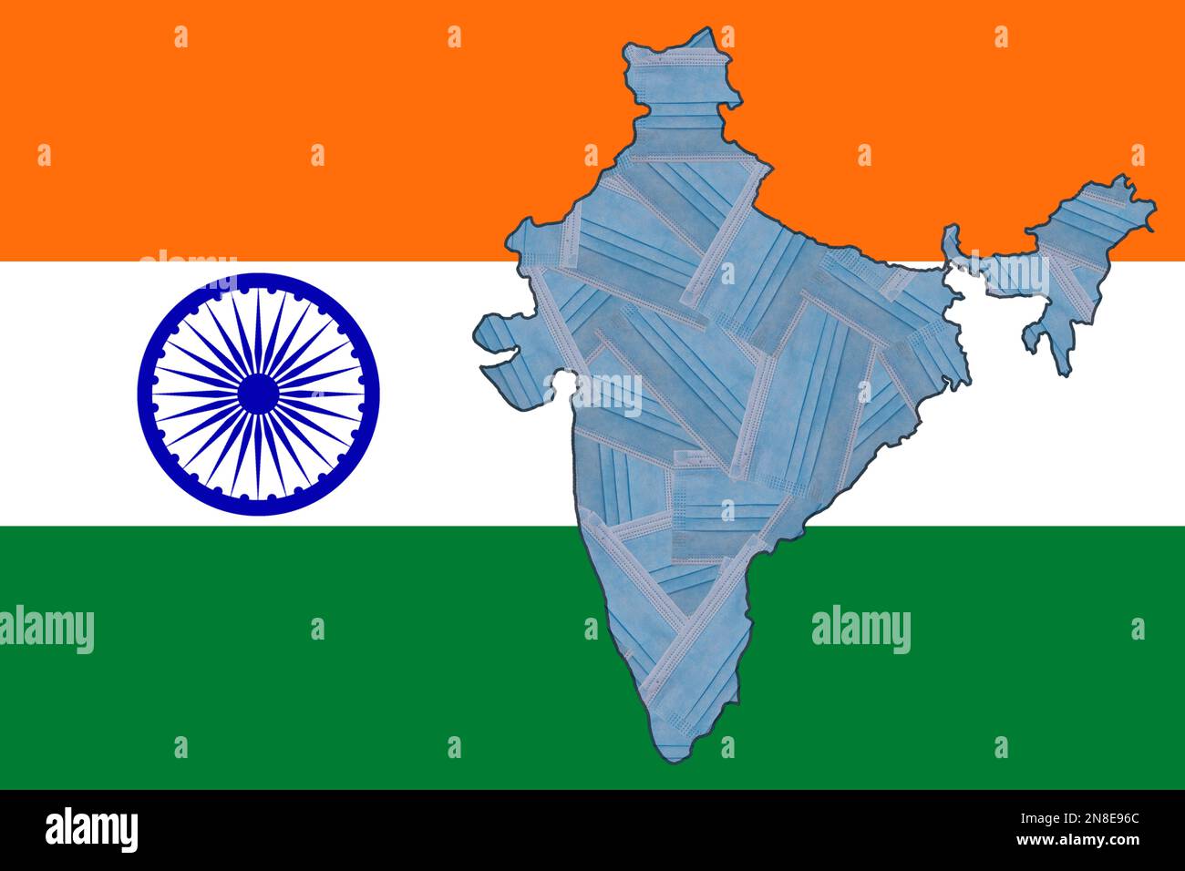 Maschere mediche blu sotto forma di una mappa geografica dell'India sullo sfondo della bandiera nazionale dell'India. Pandemia. Quarantena. Zero Covid Foto Stock