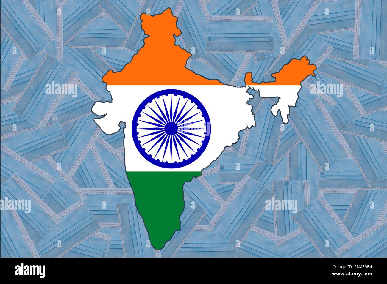 Bandiera dell'India sotto forma di una mappa geografica dell'India su uno sfondo di maschere mediche blu posizionate casualmente. Pandemia. Quarantena. Zero Covid Foto Stock