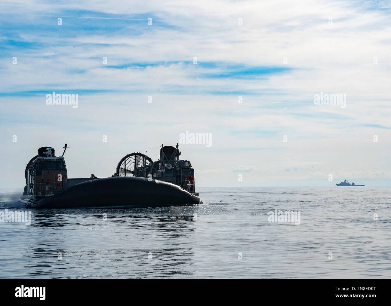 Myrtle Beach, Stati Uniti d'America. 08 febbraio, 2023. NEGLI STATI UNITI Navy Landing Craft Air Cushing posiziona l'equipaggio durante le operazioni di recupero della mongolfiera cinese di sorveglianza ad alta quota nell'Oceano Atlantico, 8 febbraio 2023 al largo della costa di Myrtle Beach, South Carolina. Il sospettato pallone spia è stato abbattuto da un aereo da combattimento americano il 4th febbraio dopo aver viaggiato attraverso gli Stati Uniti continentali. Credit: MC1 Ryan Seelbach/US Navy Photo/Alamy Live News Foto Stock
