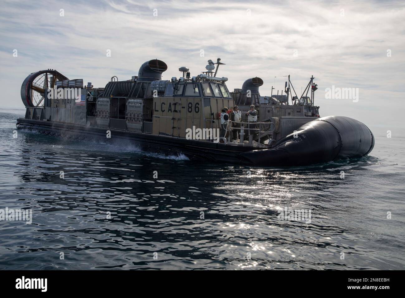 Myrtle Beach, Stati Uniti d'America. 08 febbraio, 2023. NEGLI STATI UNITI Navy Landing Craft Air Cushing durante le operazioni di recupero della mongolfiera cinese di sorveglianza ad alta quota nell'Oceano Atlantico, 8 febbraio 2023 al largo della costa di Myrtle Beach, South Carolina. Il sospettato pallone spia è stato abbattuto da un aereo da combattimento americano il 4th febbraio dopo aver viaggiato attraverso gli Stati Uniti continentali. Credit: MC3 Eric Moser/US Navy Photo/Alamy Live News Foto Stock