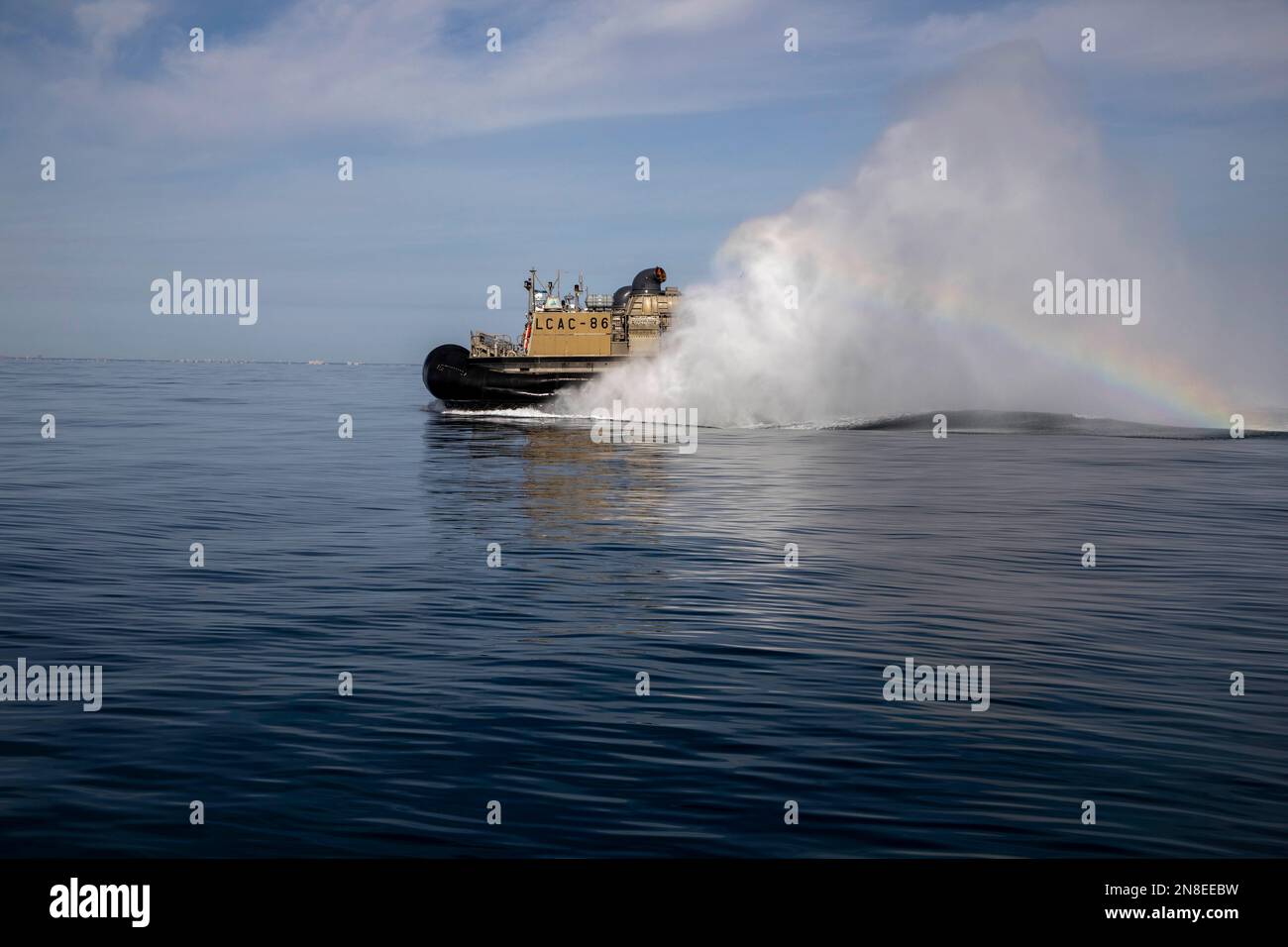 Myrtle Beach, Stati Uniti d'America. 08 febbraio, 2023. NEGLI STATI UNITI Navy Landing Craft Air Cushing posiziona l'equipaggio durante le operazioni di recupero della mongolfiera cinese di sorveglianza ad alta quota nell'Oceano Atlantico, 8 febbraio 2023 al largo della costa di Myrtle Beach, South Carolina. Il sospettato pallone spia è stato abbattuto da un aereo da combattimento americano il 4th febbraio dopo aver viaggiato attraverso gli Stati Uniti continentali. Credit: MC3 Eric Moser/US Navy Photo/Alamy Live News Foto Stock