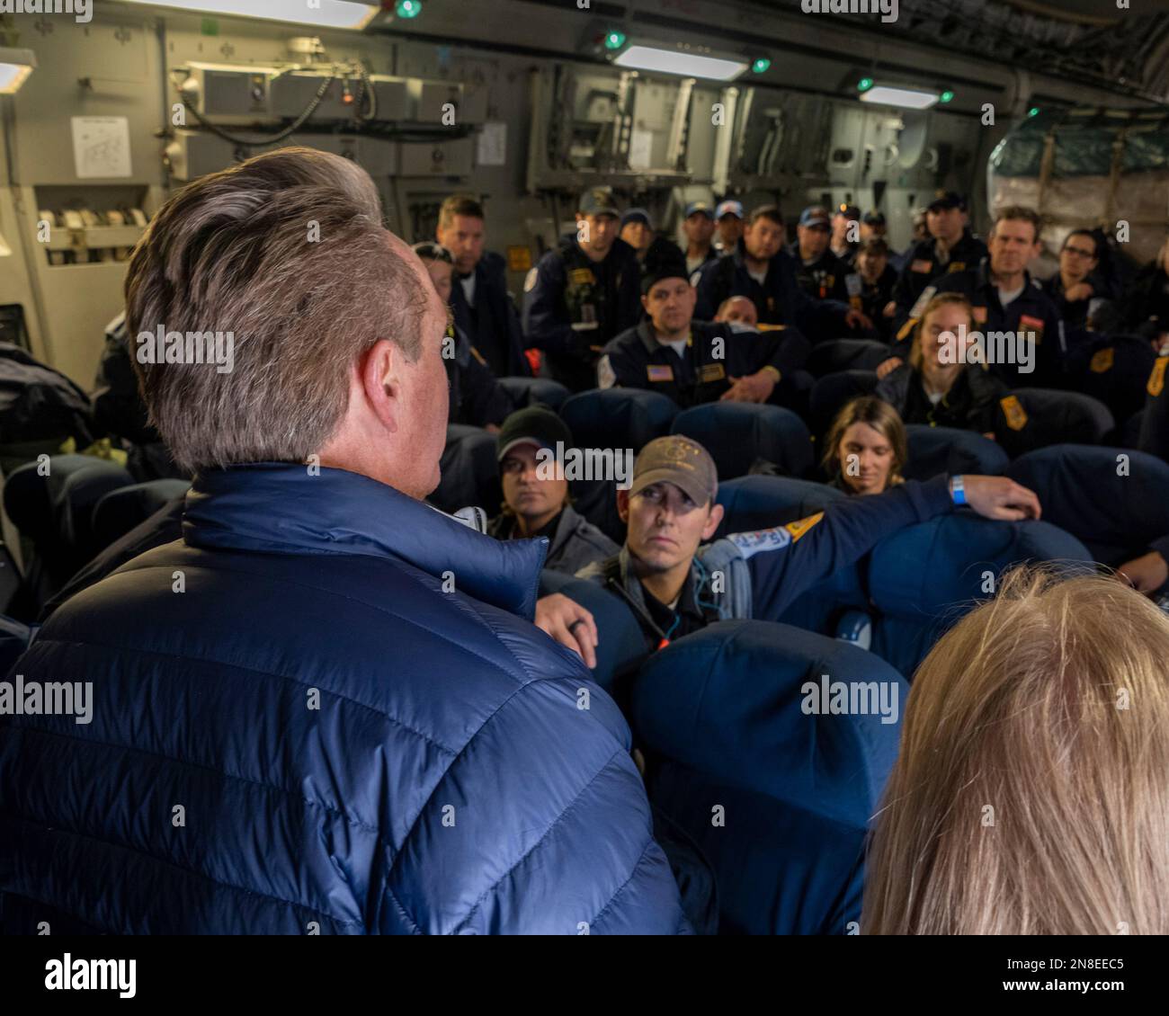 Adana, Turchia. 08th Feb, 2023. STATI UNITI L'ambasciatore in Turchia Jeffry Flake, a sinistra, si rivolge ai soccorritori dell'USAID quando arrivano alla base aerea di Incirlik, il 8 febbraio 2023 ad Adana, in Turchia. Il Disaster Assistance Response Team è arrivato per unirsi alle operazioni di ricerca e salvataggio dopo un massiccio terremoto che ha colpito la Turchia centro-meridionale e la Siria settentrionale. Credit: SRA David McLoney/US Air Force Photo/Alamy Live News Foto Stock