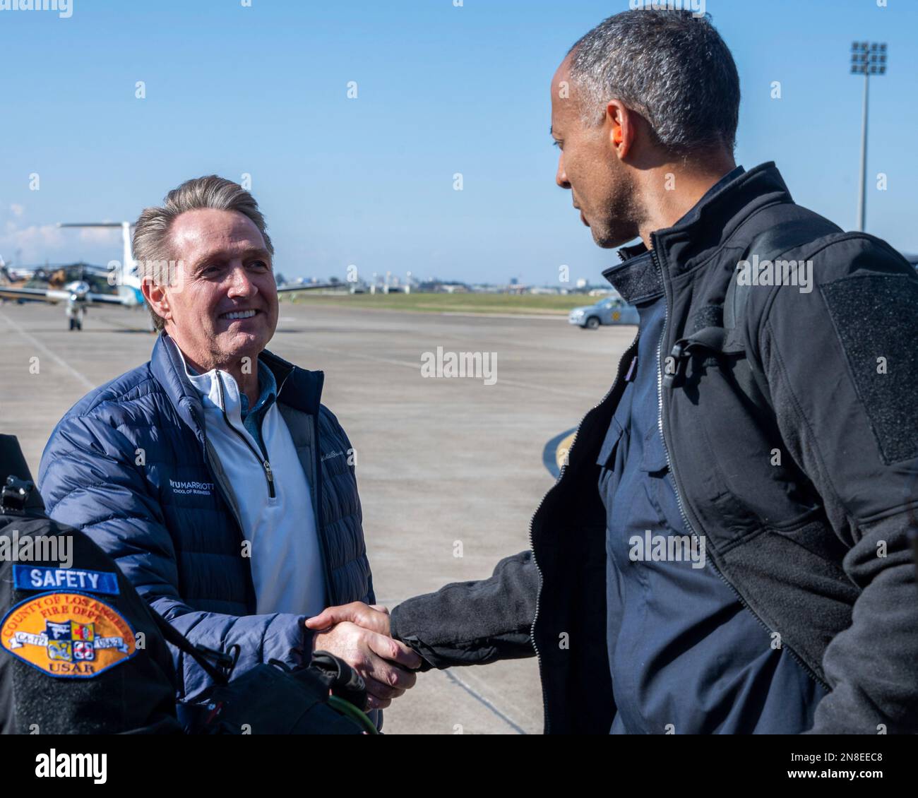 Adana, Turchia. 08th Feb, 2023. STATI UNITI Ambasciatore in Turchia Jeffry Flake, di sinistra, saluta i soccorritori dell'USAID quando arrivano alla base aerea di Incirlik, il 8 febbraio 2023 ad Adana, Turchia. Il Disaster Assistance Response Team è arrivato per unirsi alle operazioni di ricerca e salvataggio dopo un massiccio terremoto che ha colpito la Turchia centro-meridionale e la Siria settentrionale. Credit: SRA David McLoney/US Air Force Photo/Alamy Live News Foto Stock