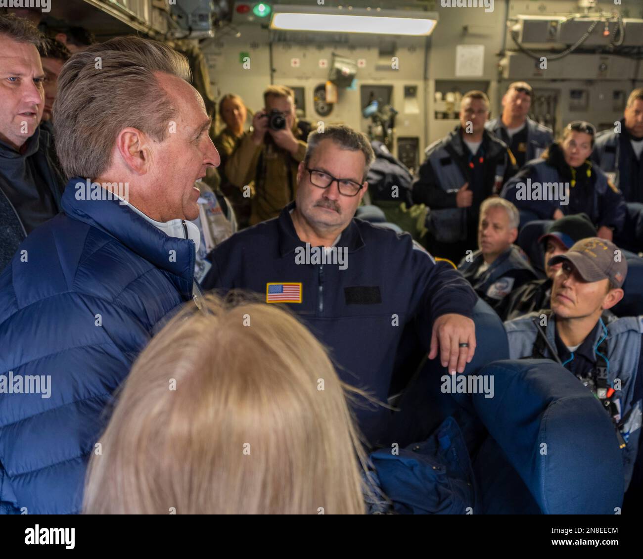 Adana, Turchia. 08th Feb, 2023. STATI UNITI L'ambasciatore in Turchia Jeffry Flake, a sinistra, si rivolge ai soccorritori dell'USAID quando arrivano alla base aerea di Incirlik, il 8 febbraio 2023 ad Adana, in Turchia. Il Disaster Assistance Response Team è arrivato per unirsi alle operazioni di ricerca e salvataggio dopo un massiccio terremoto che ha colpito la Turchia centro-meridionale e la Siria settentrionale. Credit: SRA David McLoney/US Air Force Photo/Alamy Live News Foto Stock