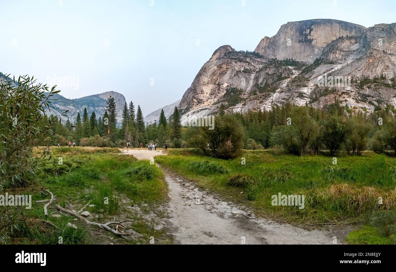 Vista panoramica del lago Mirror in tempi di completa siccità e durante una giornata con fumo da incendi boschivi, nel parco nazionale di Yosemite Foto Stock