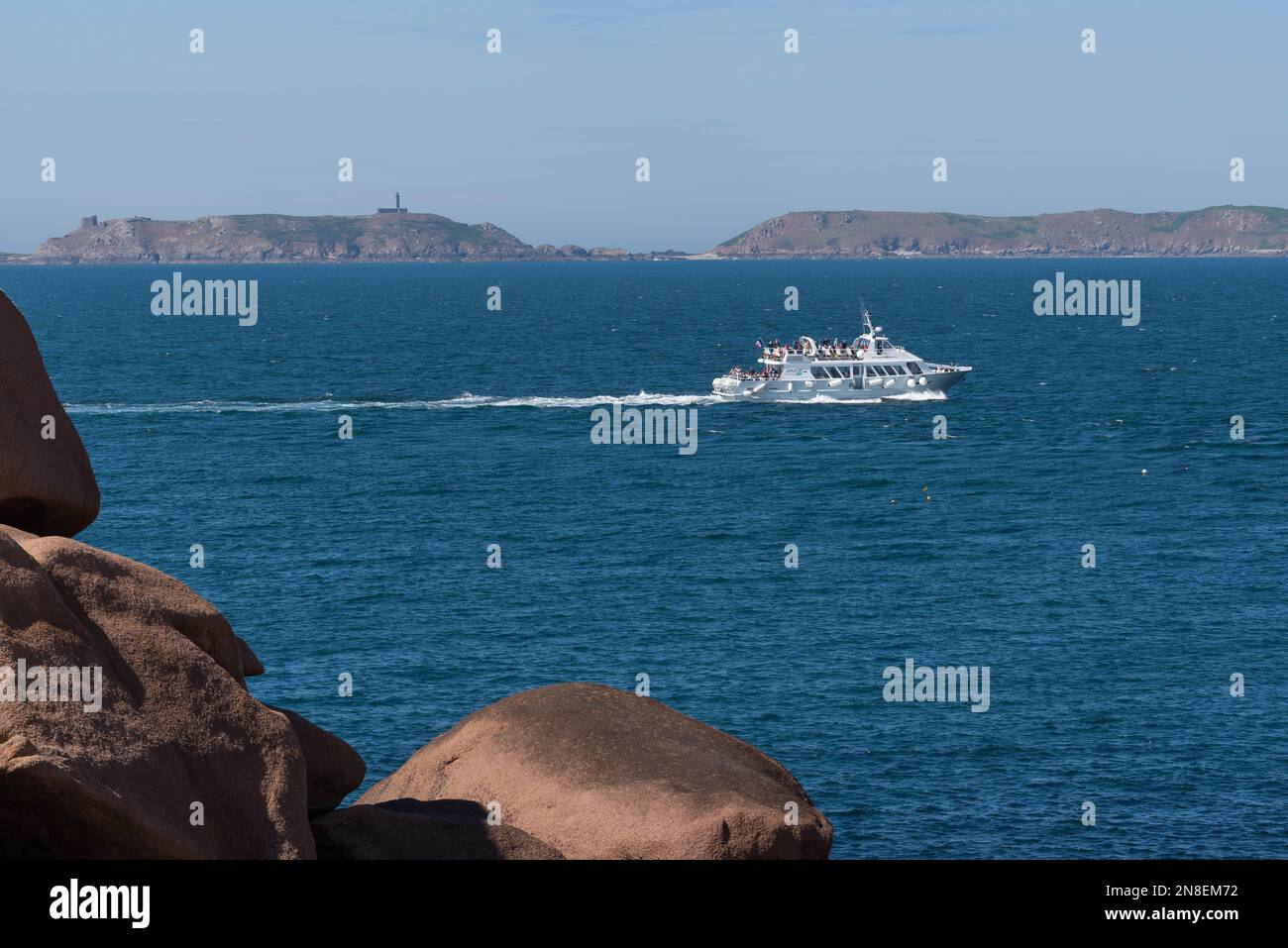 Ploumanac'h, Cotes d'Armor, Bretagne, Francia - 2 giugno 2022 : nave da crociera per le sette isole sullo sfondo Foto Stock