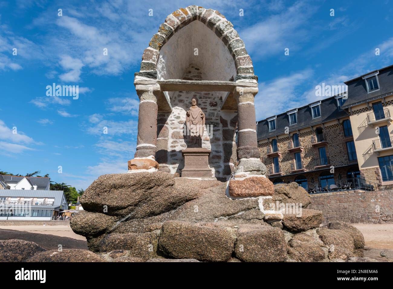 Ploumanac'h, Cotes d'Armor, Bretagne, Francia - 2 giugno 2022 : Oratorio di St Guirec sulla spiaggia di St Guirec Foto Stock