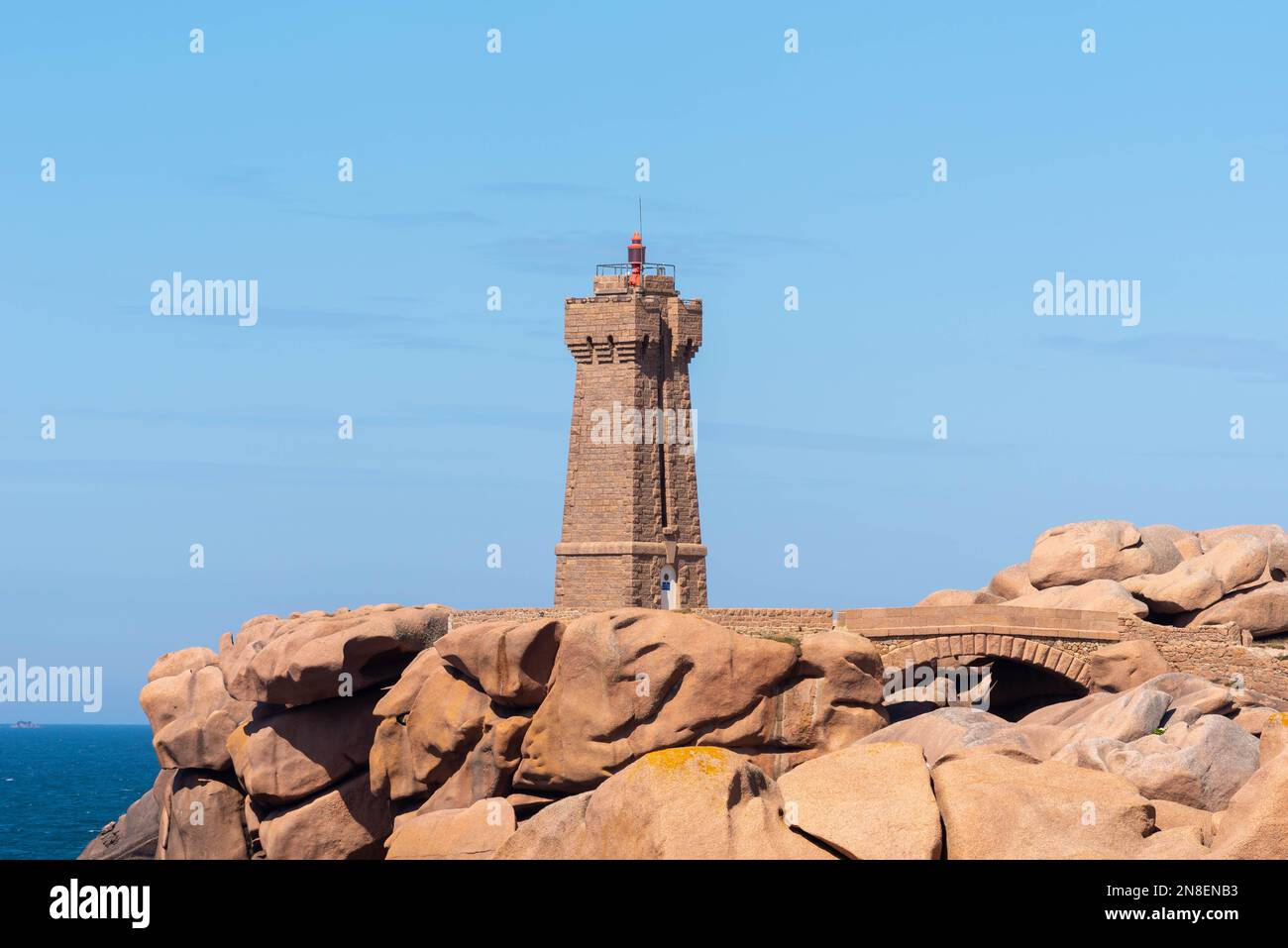 Faro medio di Ruz sulla costa di granito rosa (Ploumanac'h, Cotes d'Armor, Bretagne, Francia) Foto Stock