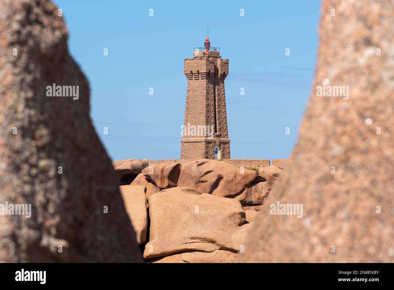 Faro medio di Ruz sulla costa di granito rosa (Ploumanac'h, Cotes d'Armor, Bretagne, Francia) Foto Stock