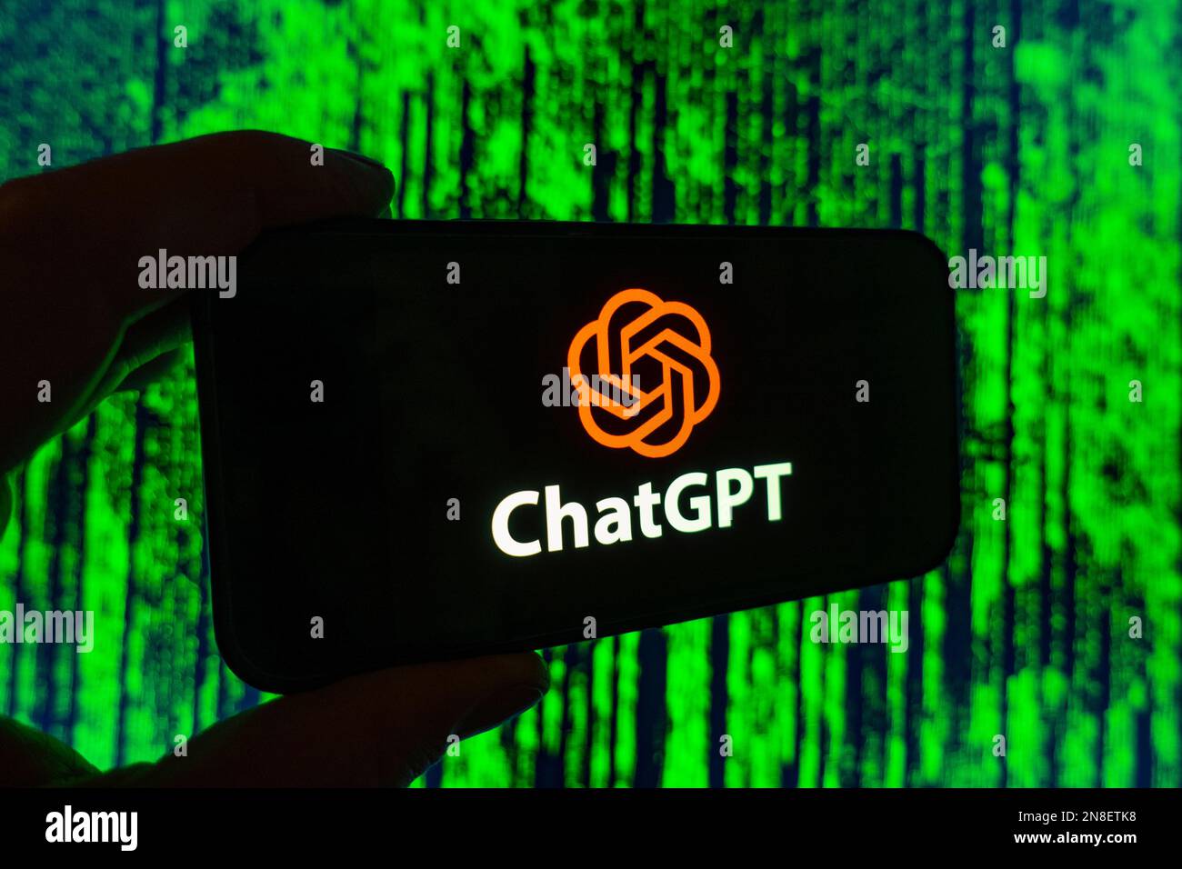 Composito digitale del logo Microsoft ChatGPT OpenAI chatbot sullo schermo del telefono Foto Stock
