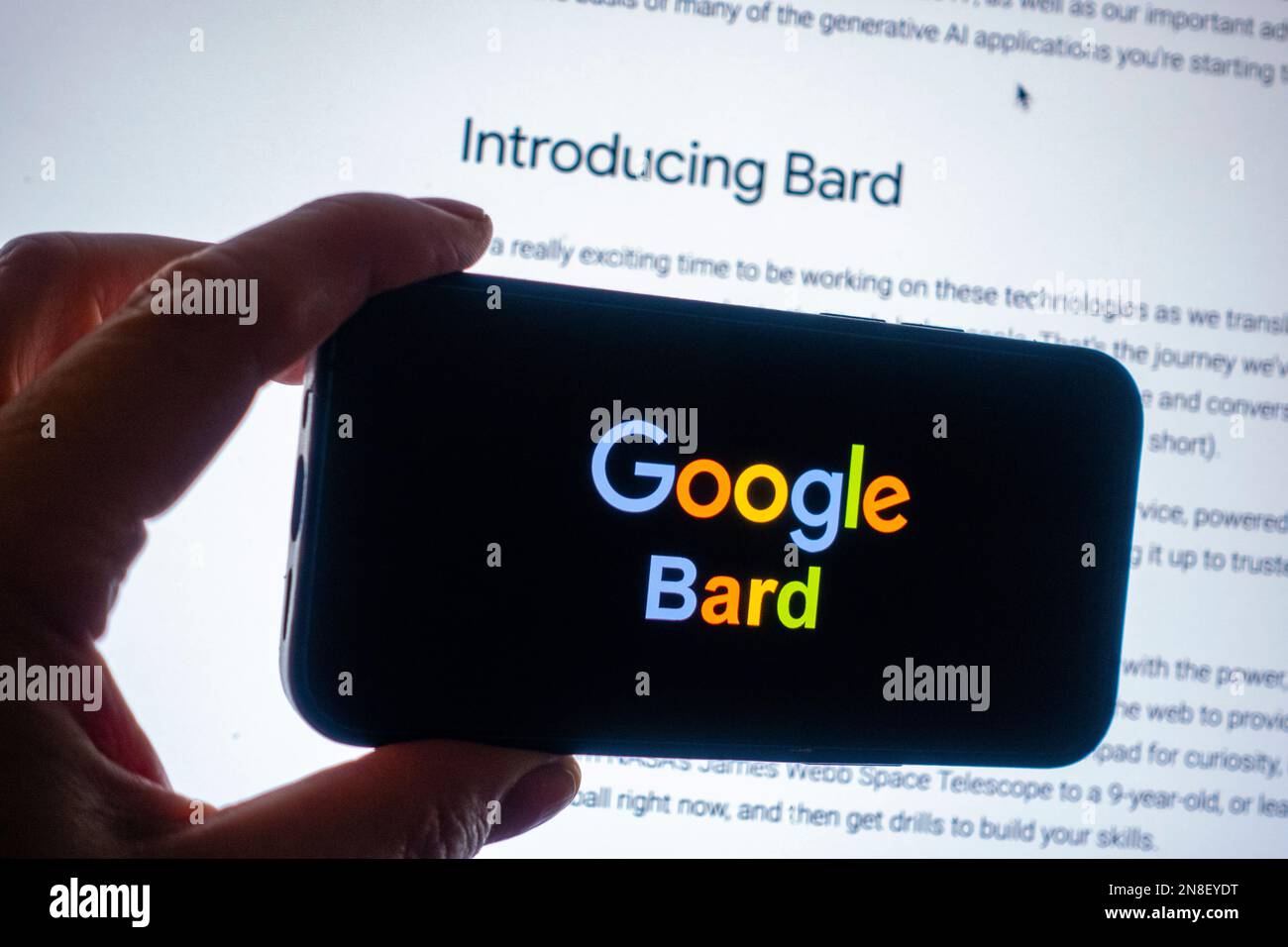 Composito digitale di Google Bard ai logo chatbot sullo schermo del telefono Foto Stock