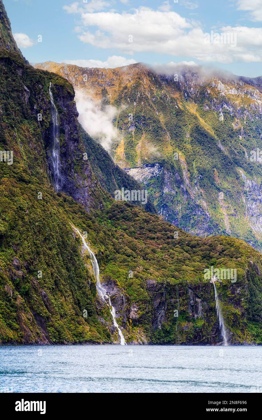 Milford Sound fiordland sull'Isola del Sud della Nuova Zelanda - paesaggistico paesaggio montano in un tour turistico in barca da crociera. Foto Stock