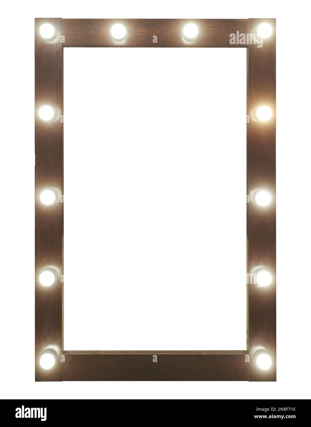 Struttura in legno di specchio per il trucco con lampadine, isolato su sfondo bianco. Foto Stock